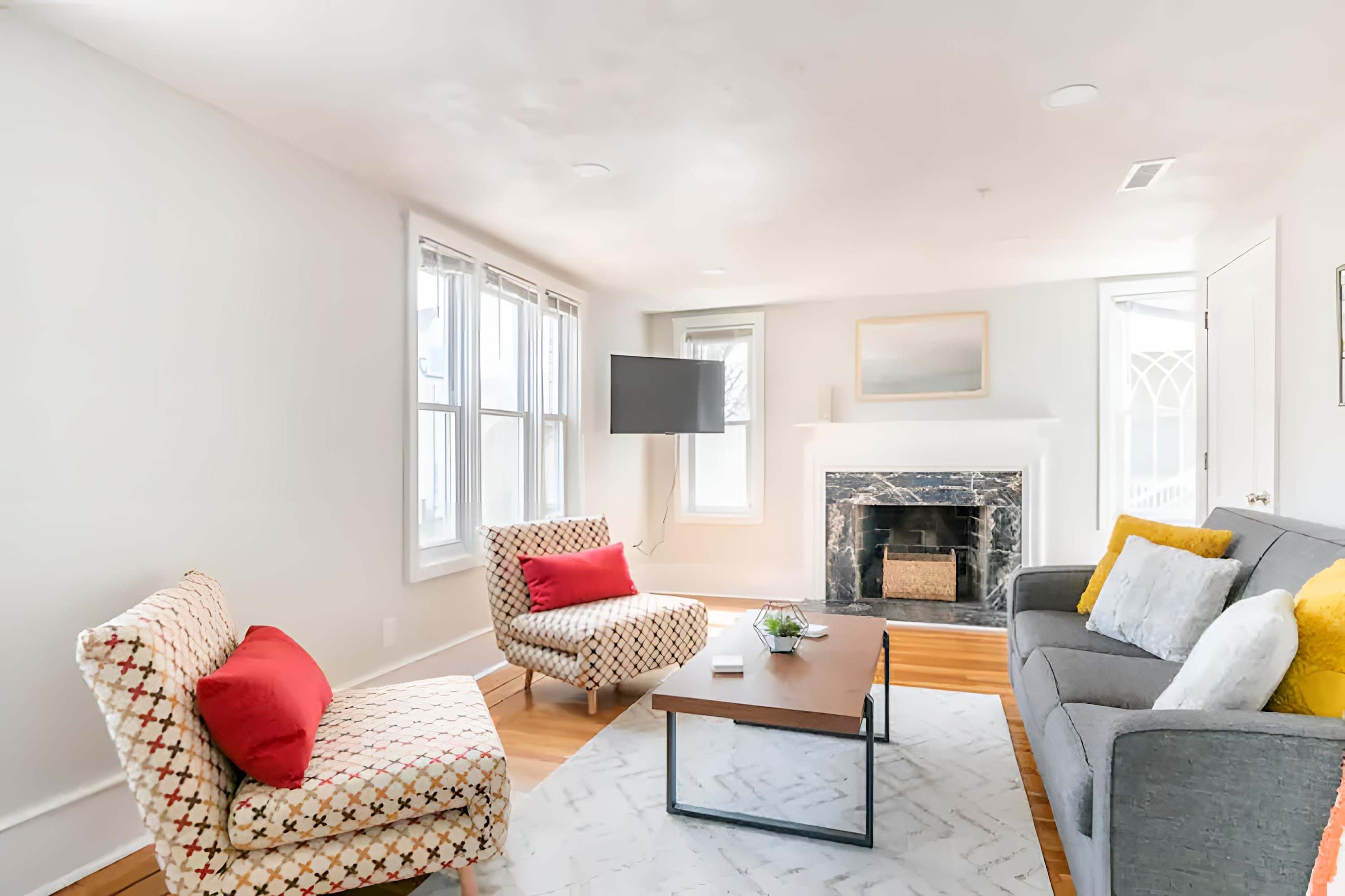 Jennifer’s Cozy Apt Walk to Brown In Unit Laundry — Providence, RI — vacation rental