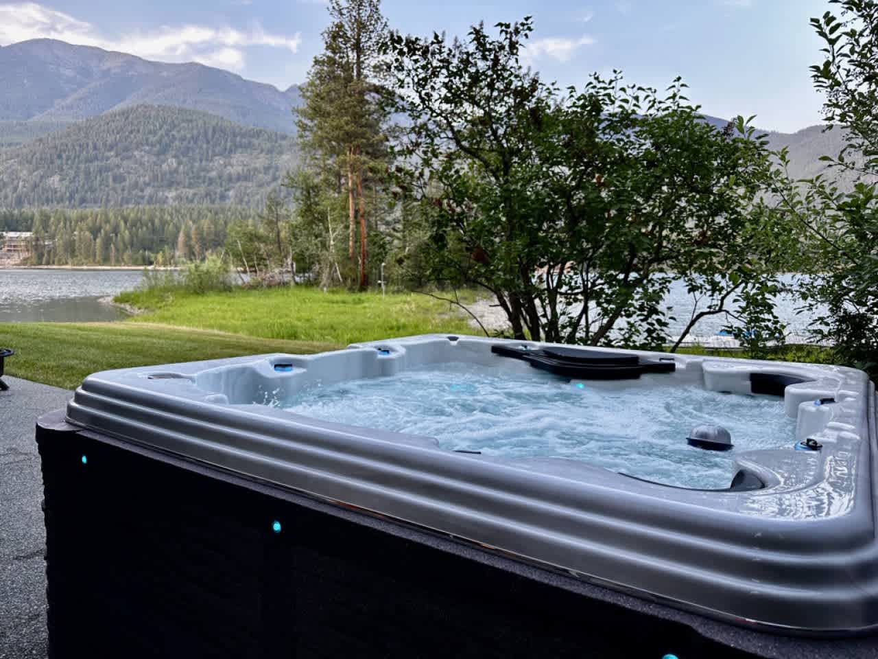 NEW! Cheerful Heritage Suite | Hot Tub | King Bed | Pet Friendly | Paddle Boards & Kayaks located on Lake Blaine 