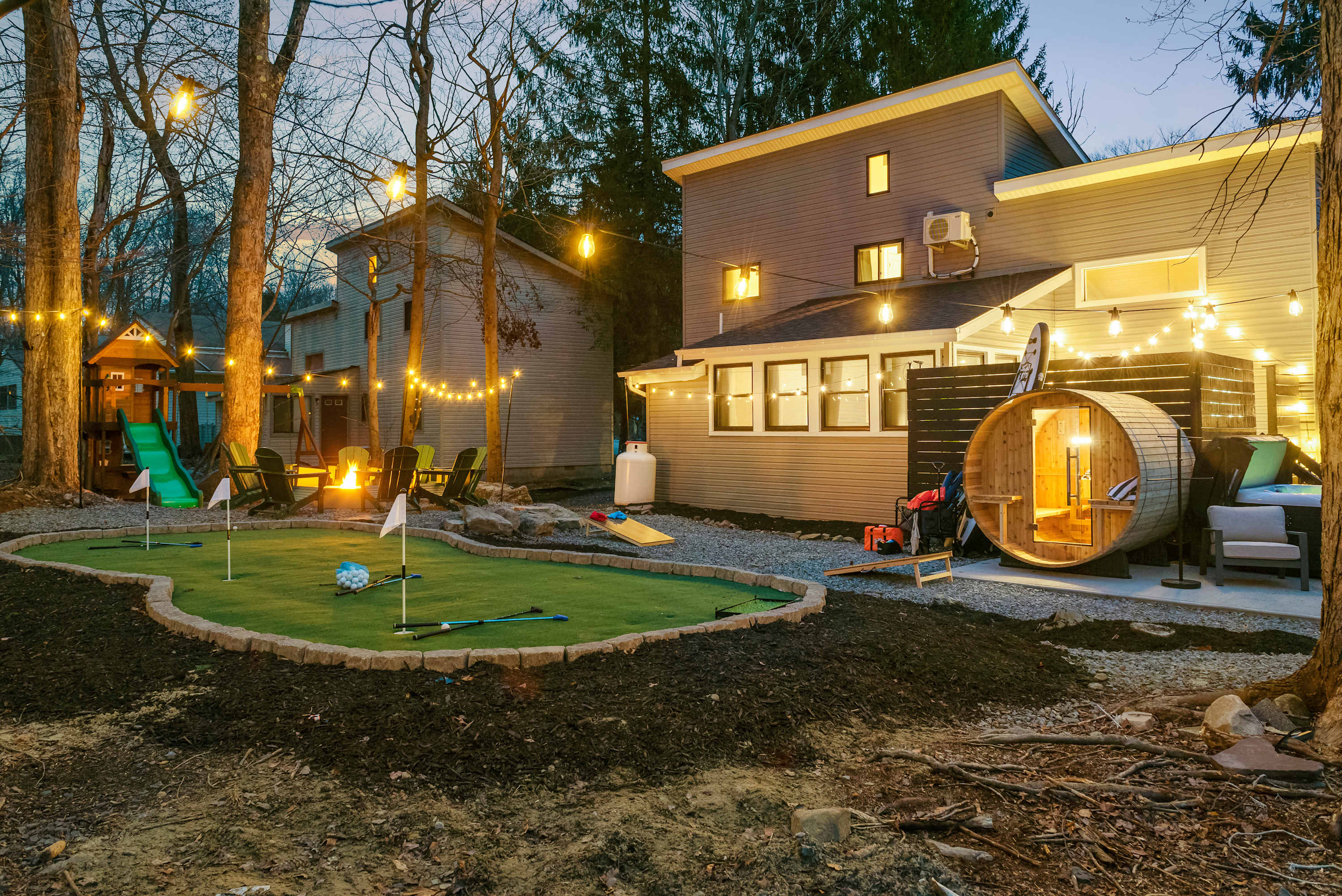 Sleeps 15~Sauna~Hot Tub~Fire Pit & Putt Putt!