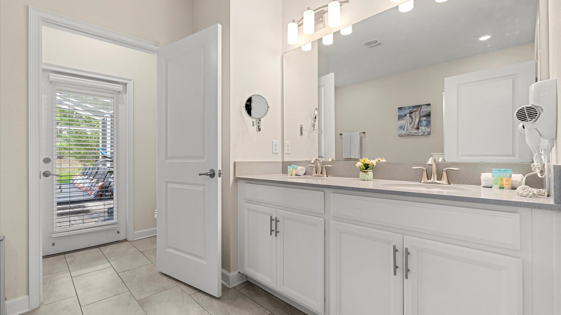 Spacious en-suite bathroom with double vanity 