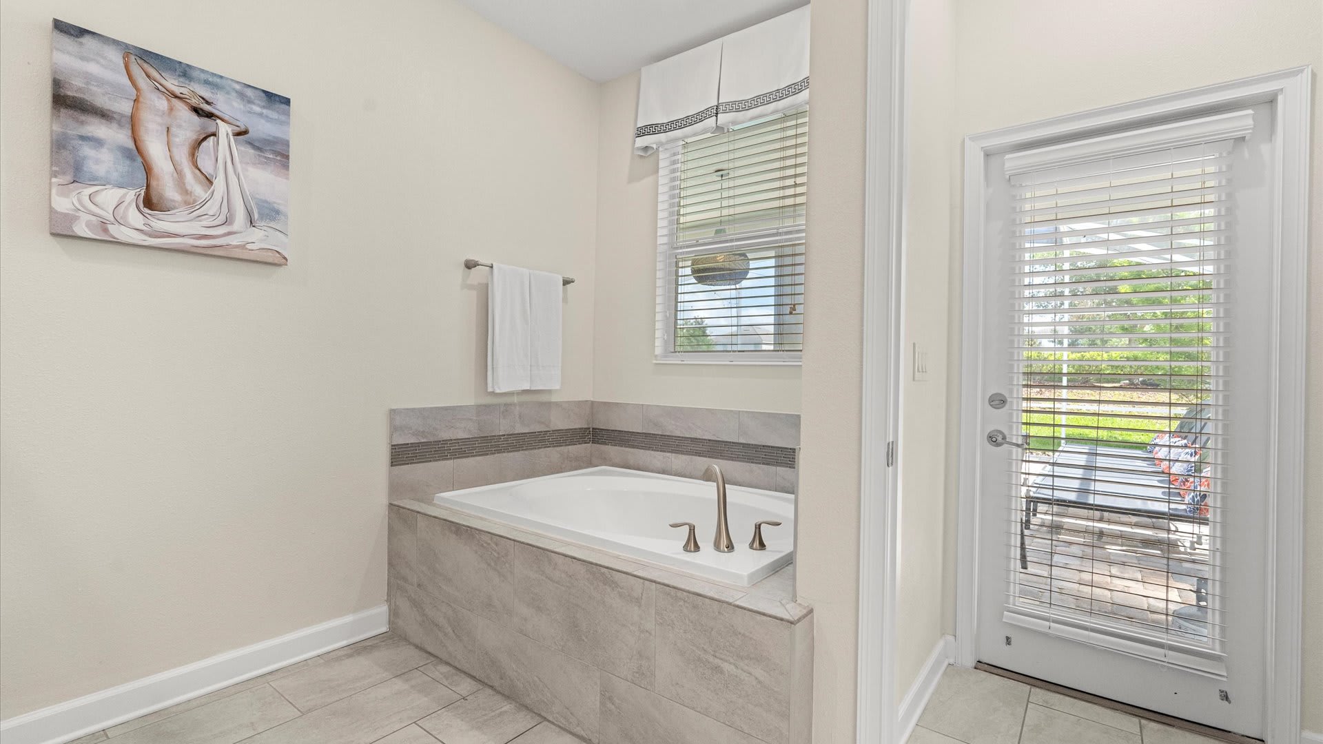 Spa-like bathtub for a refreshing soak