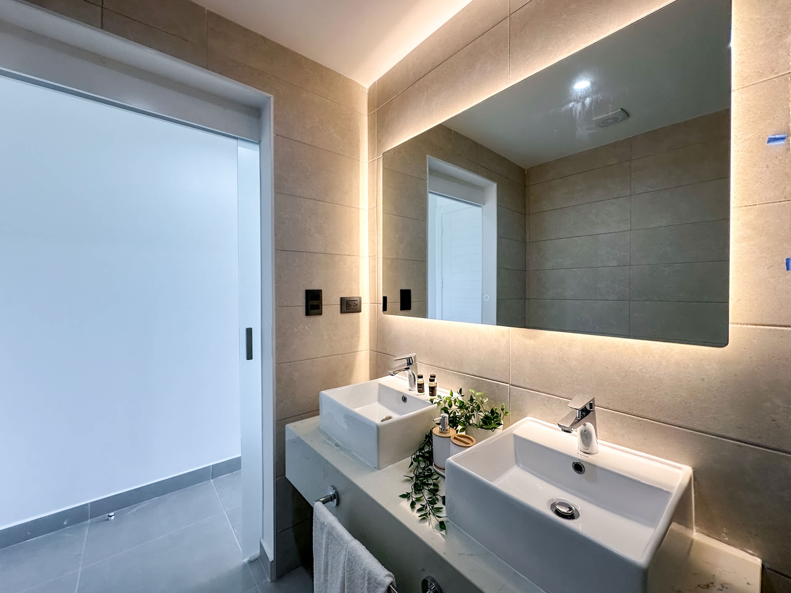 Beautiful new condo with Picuzzi