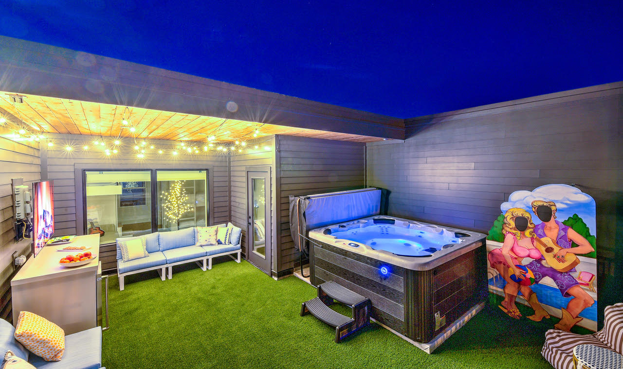 Lux 4 BR/4 BA Nash Home w/Private Hot Tub-9 Beds! — Nashville, TN — vacation rental