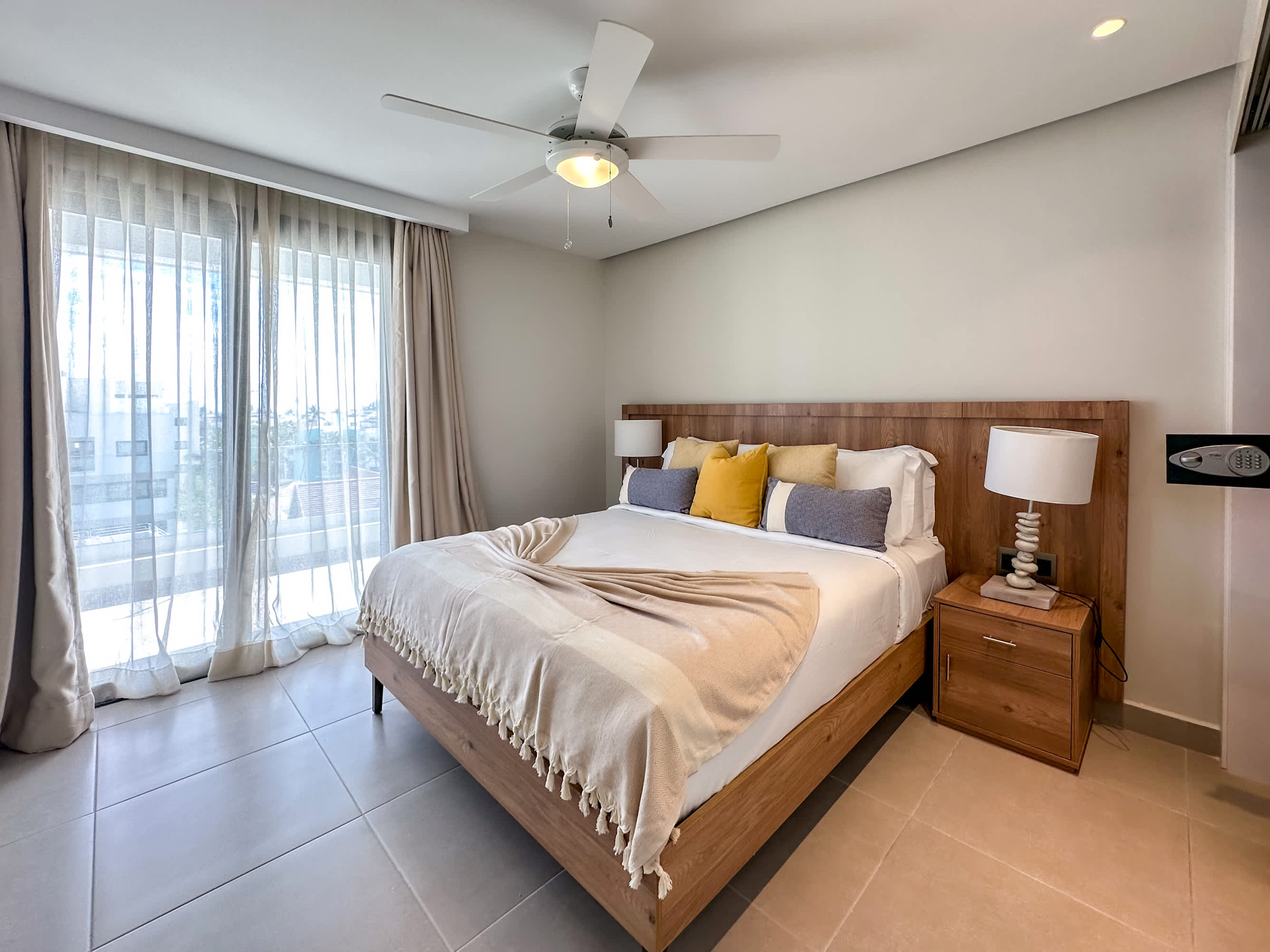 Spectacular PH w private rooftop steps from beach