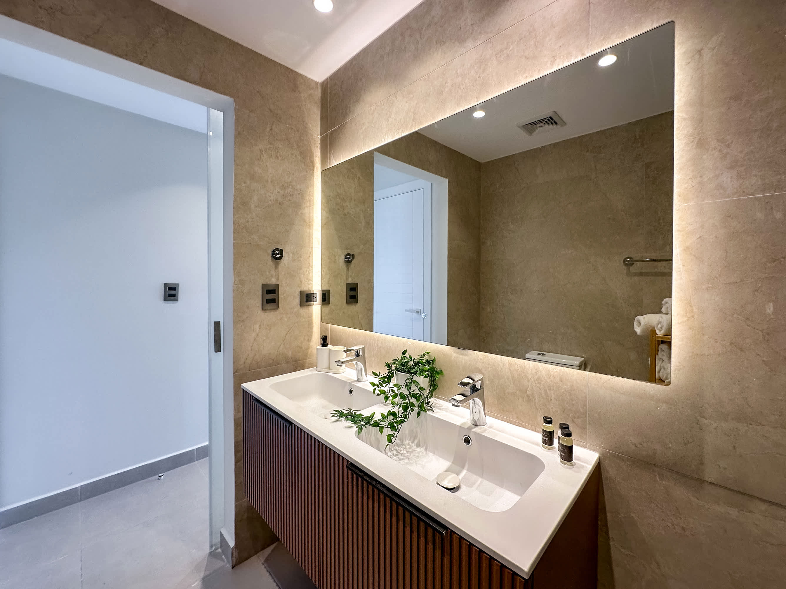 Spectacular PH w private rooftop steps from beach