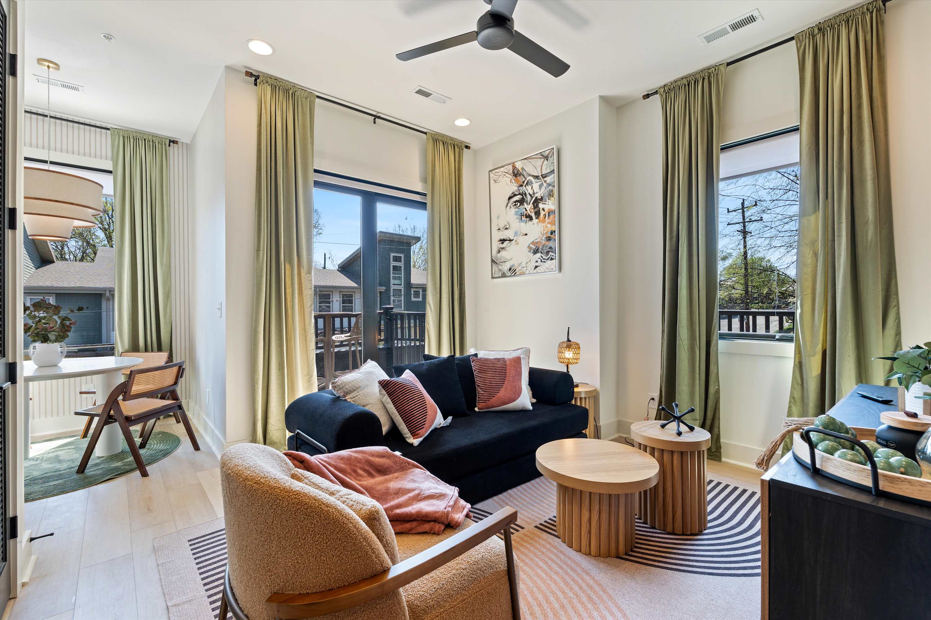 Stylish Retreat With Cozy Balcony And Modern Amenities - Charming Haven - Nashville