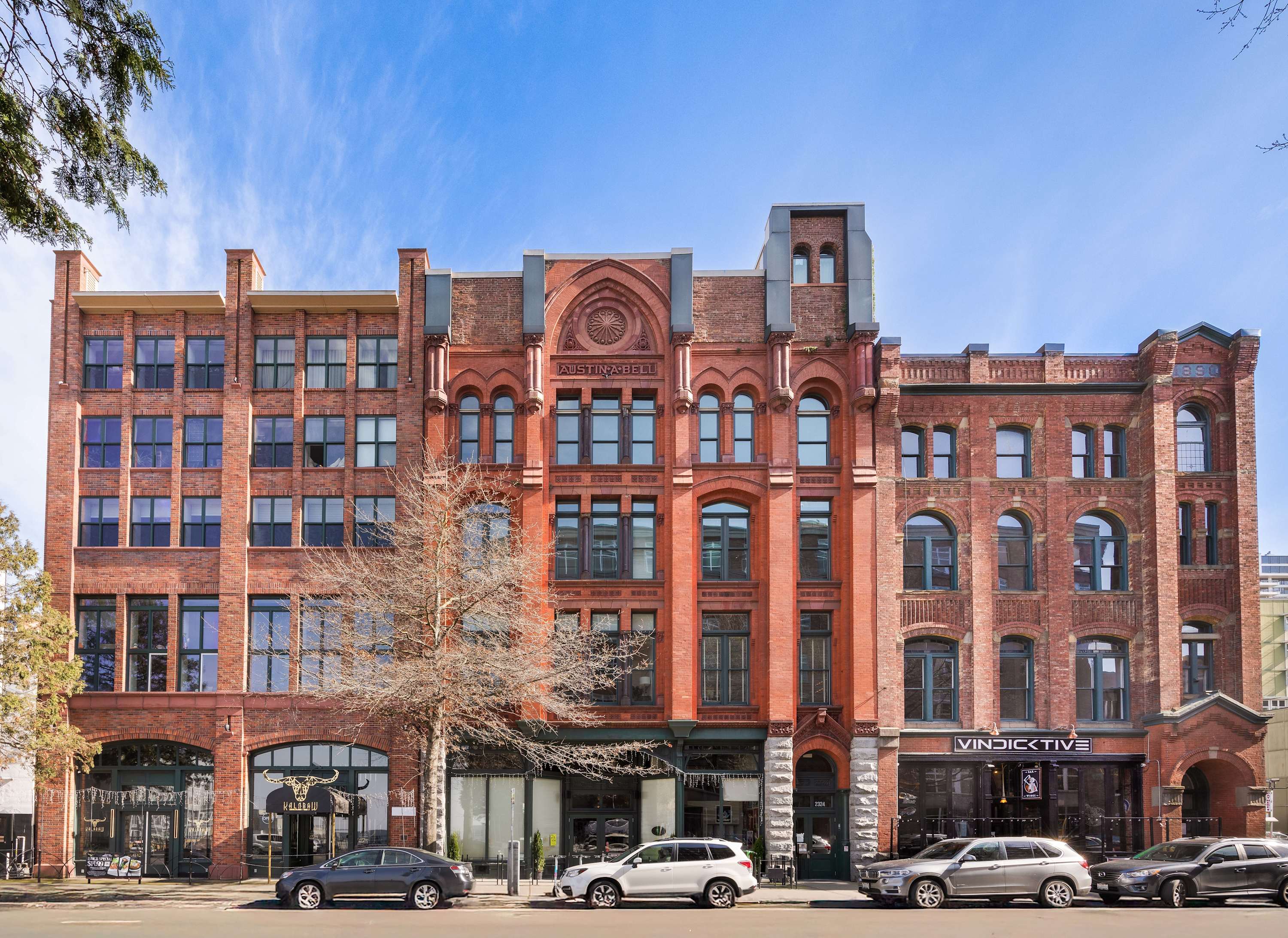 Historic DT Loft w/ 16ft Ceilings, Garage &97 WS!