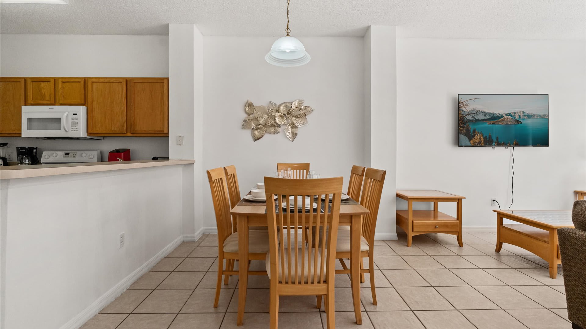 Dining table set for up to 6 guests 