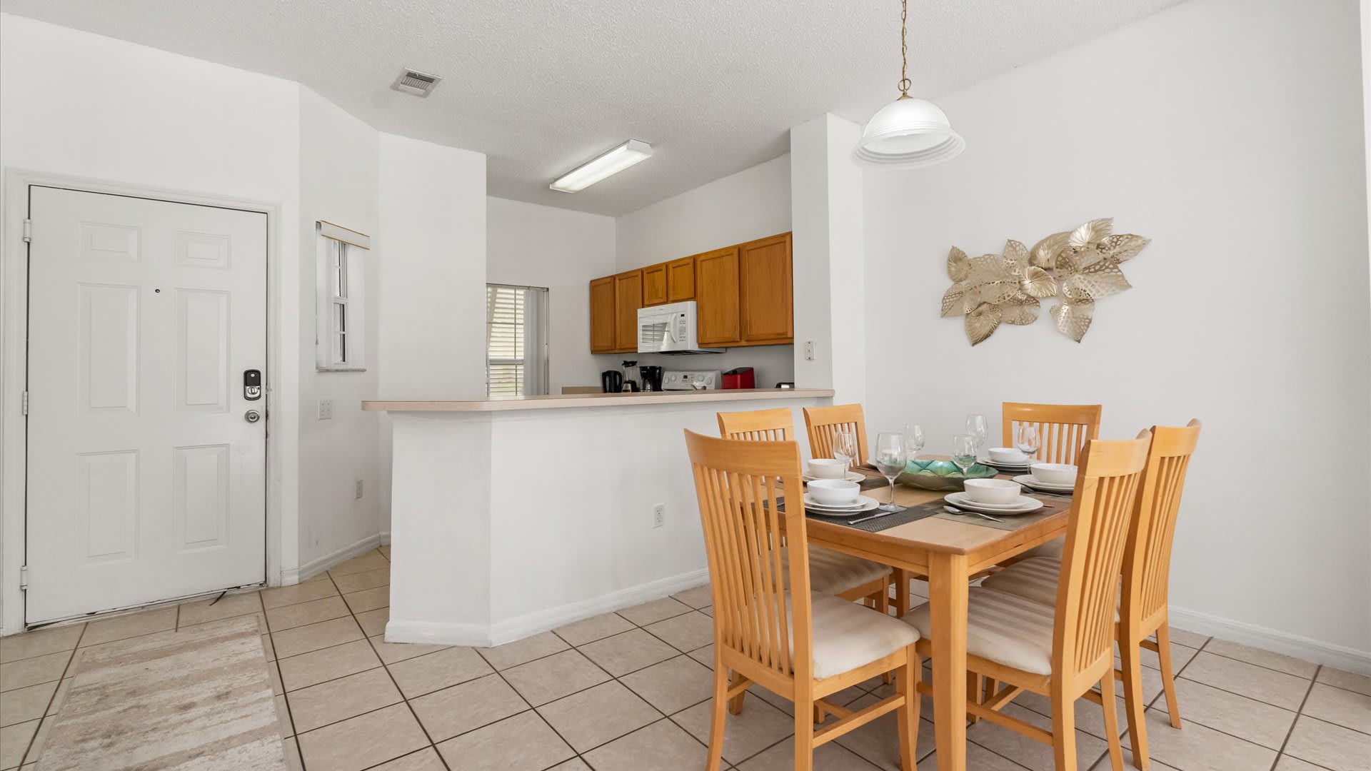 Dining table set for up to 6 guests 