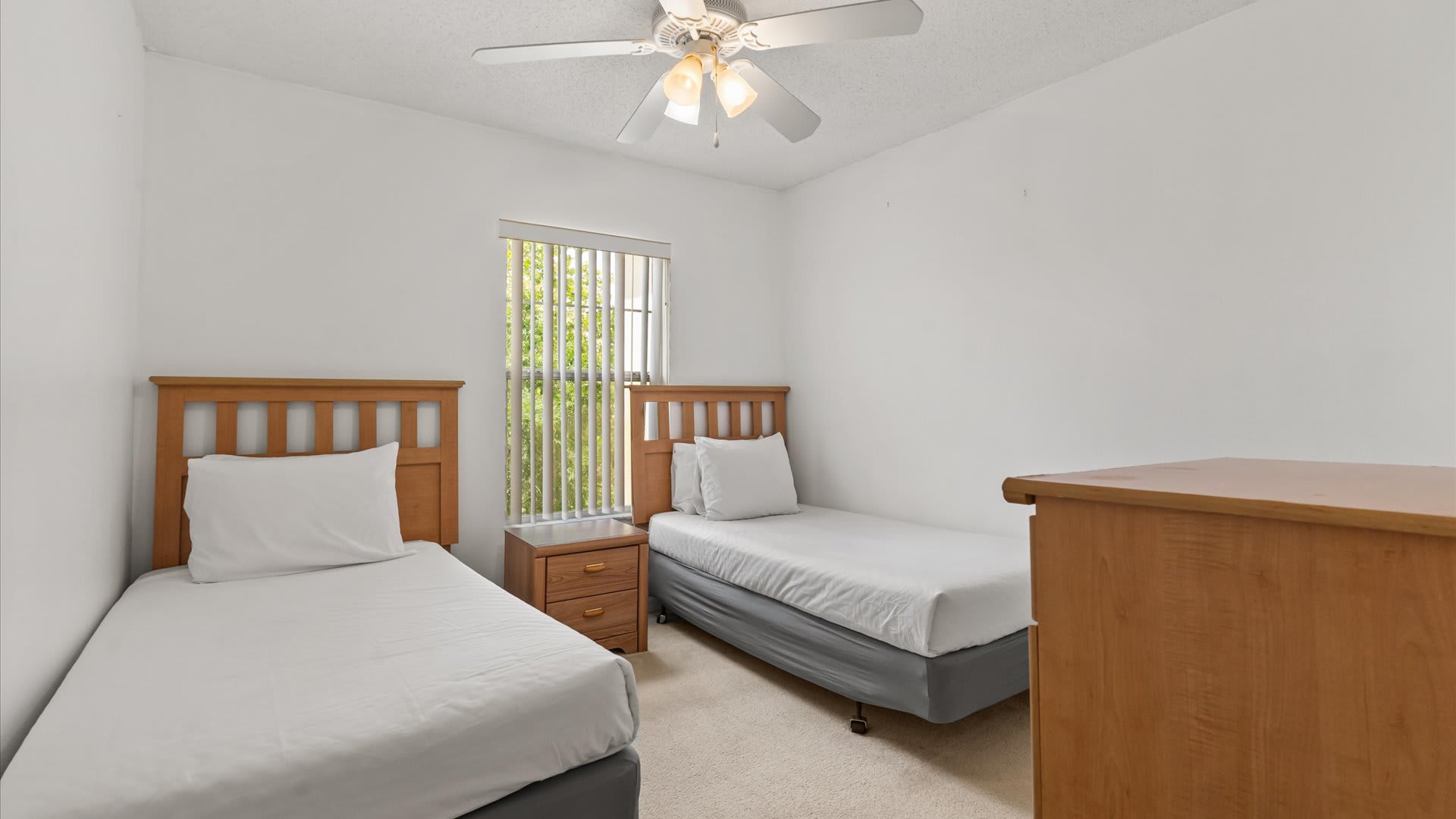 Bedroom with 2 twin beds 