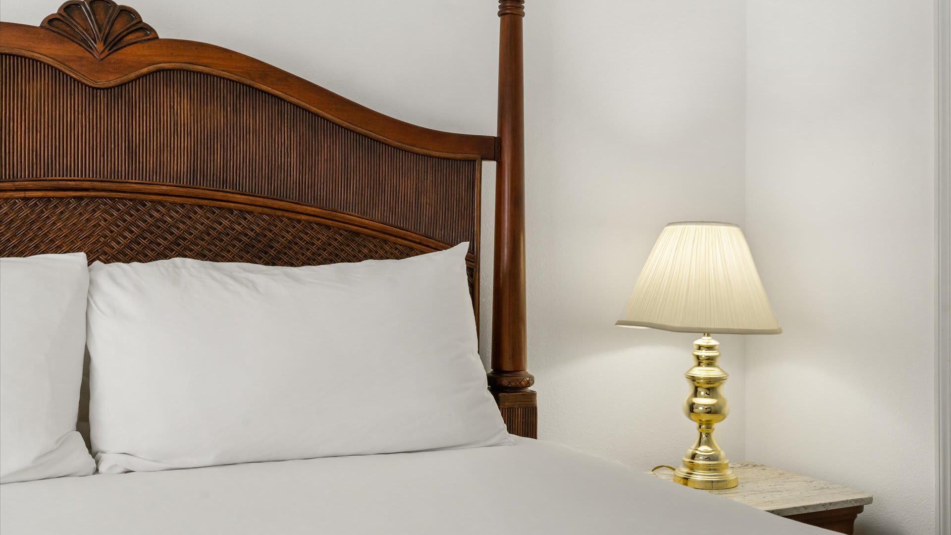 King bedroom with fresh linens 