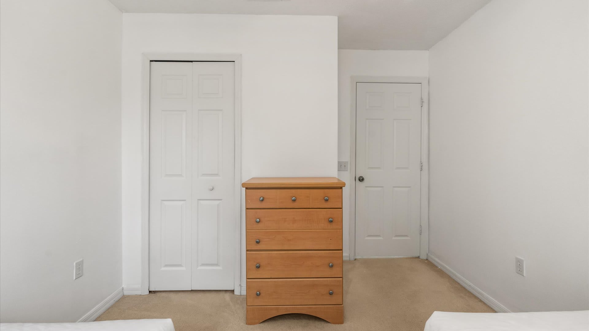 Bedroom with 2 twin beds 
