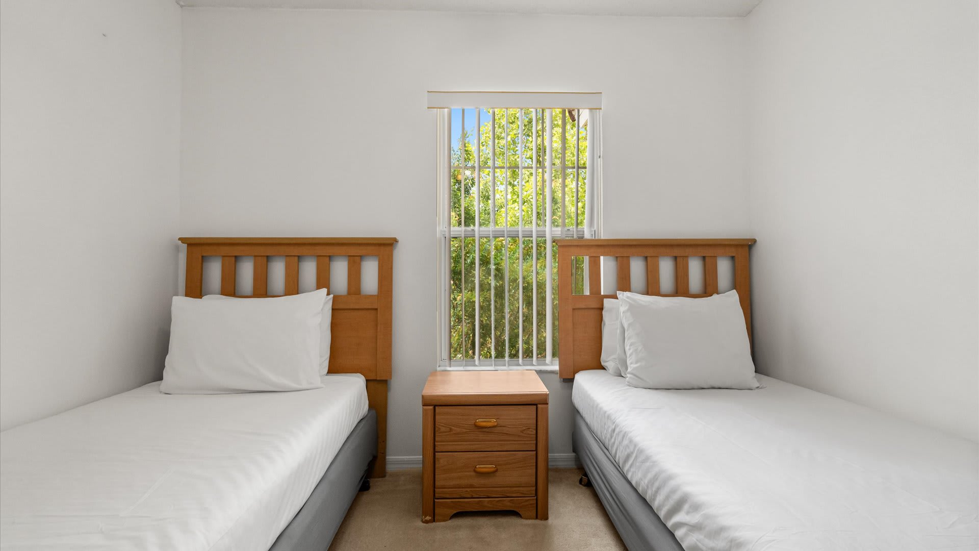 Bedroom with 2 twin beds 