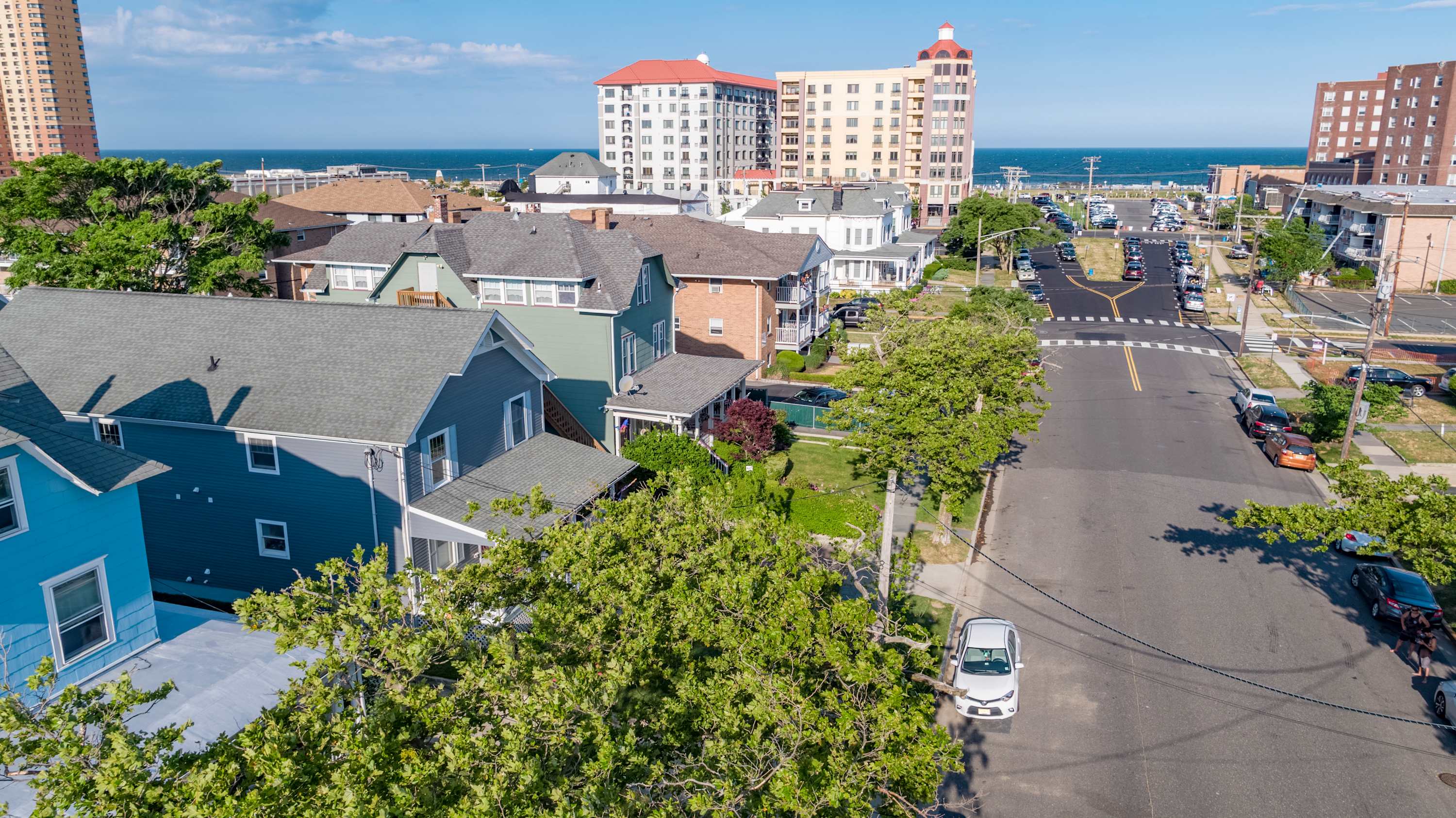 3 BR Apt, 2 Blks to Bch, Parking and Beach Passes!