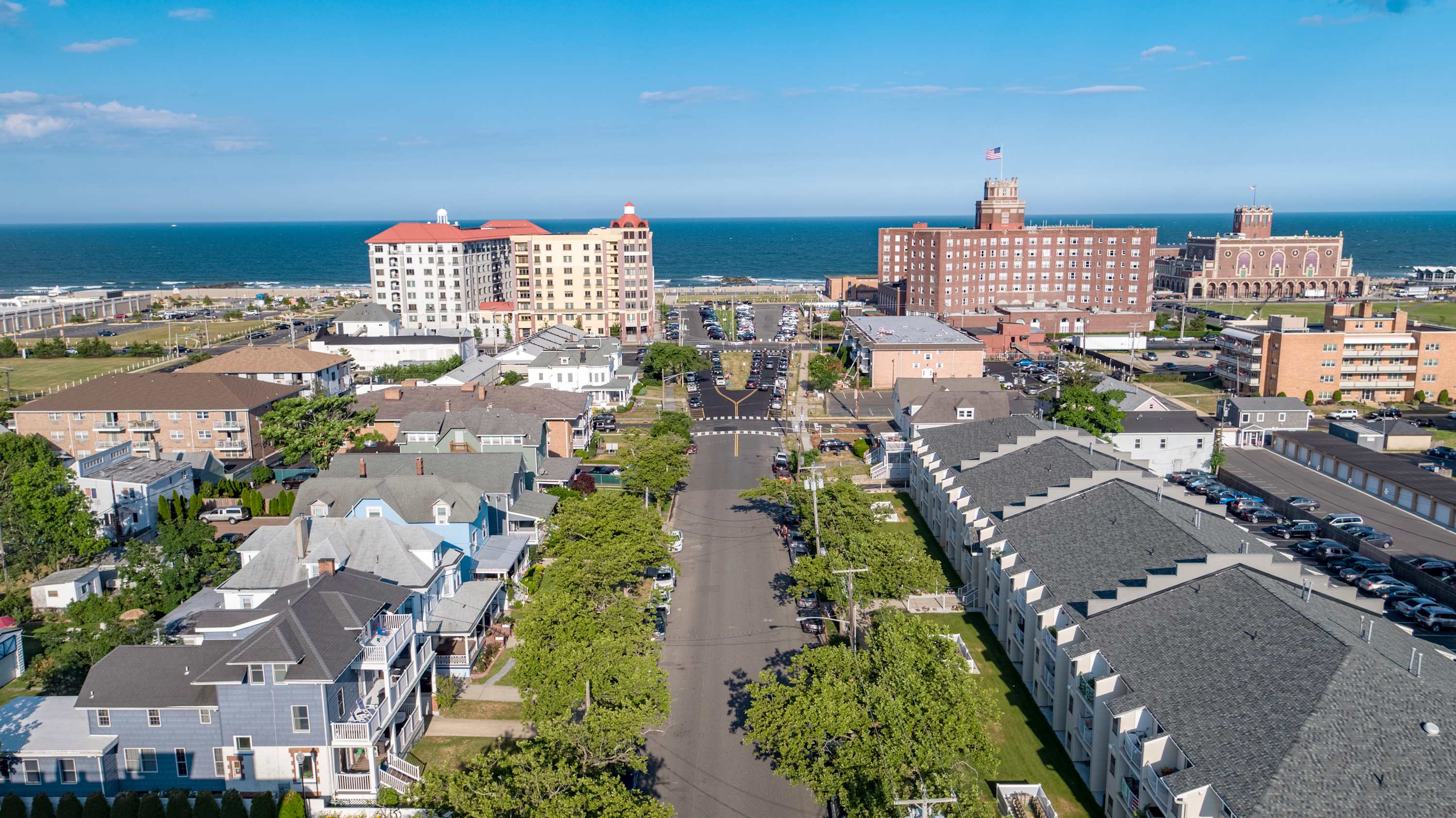 3 BR Apt, 2 Blks to Bch, Parking and Beach Passes!