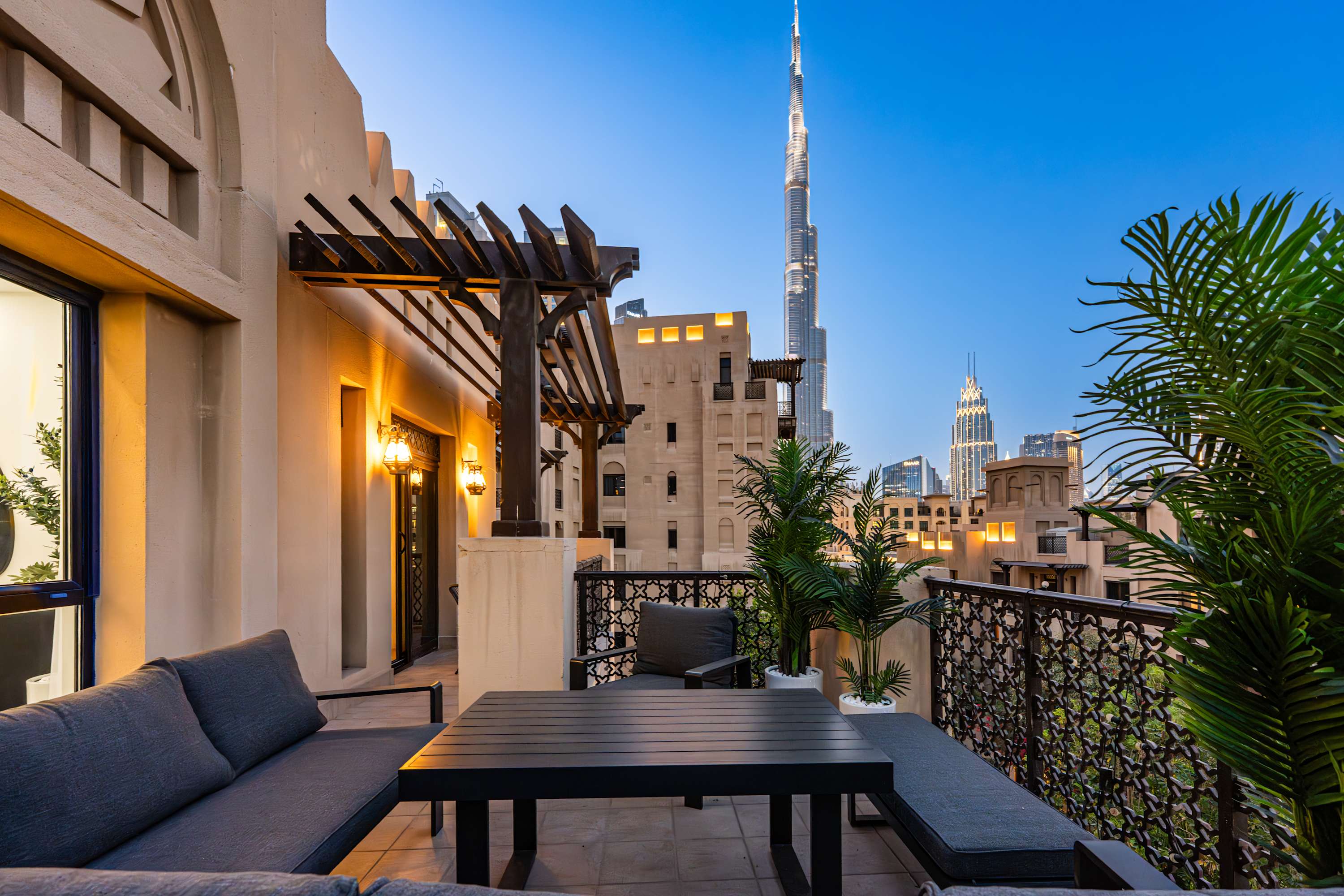 AirDXB - Luxurious 2-Bedroom Apartment in Downtown - Sleeps 4 with Iconic Burj Khalifa Views — Downtown, Dubai — vacation rental