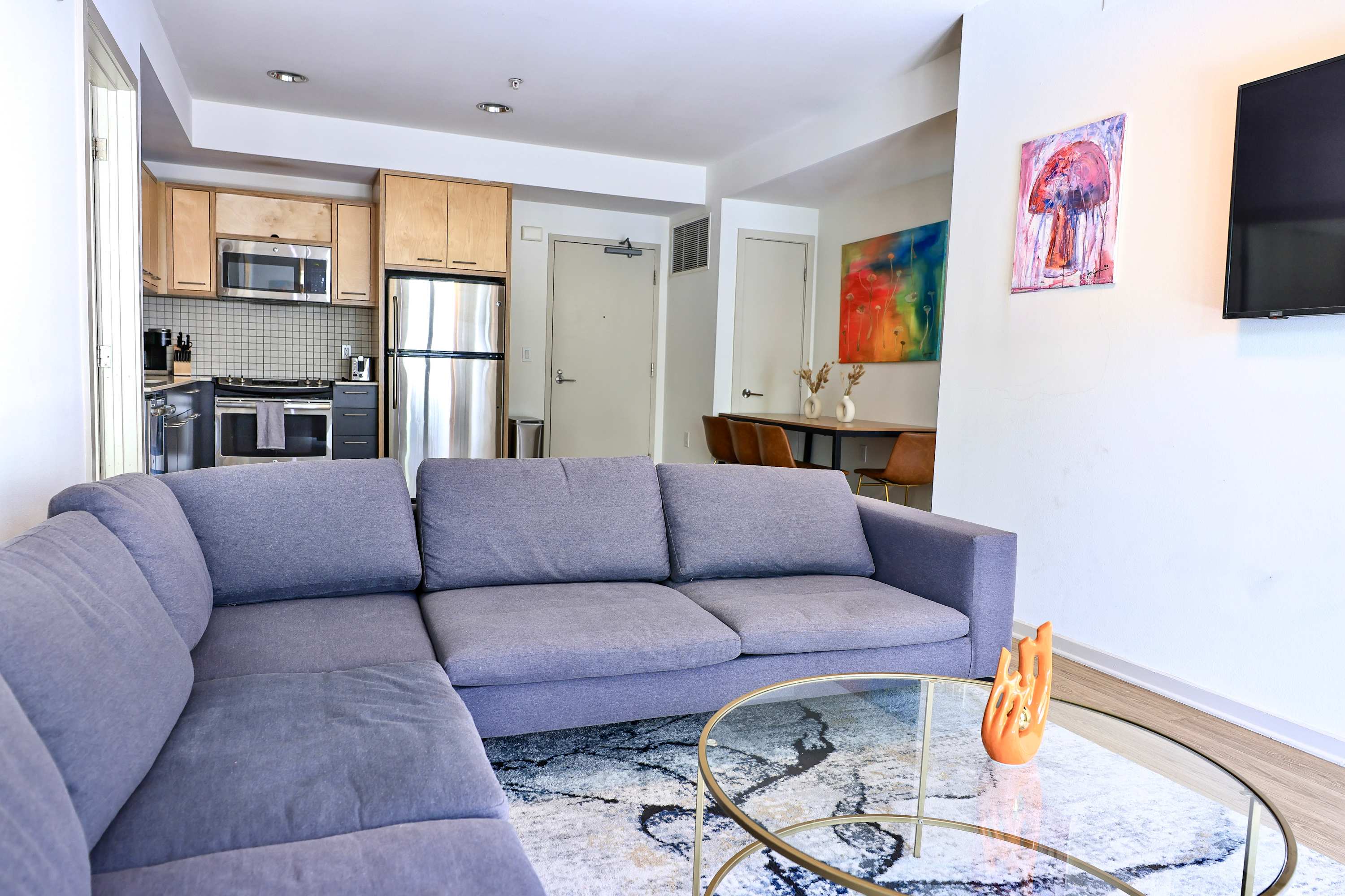 Stay in Style Modern 2BR Steps from Hollywood Action