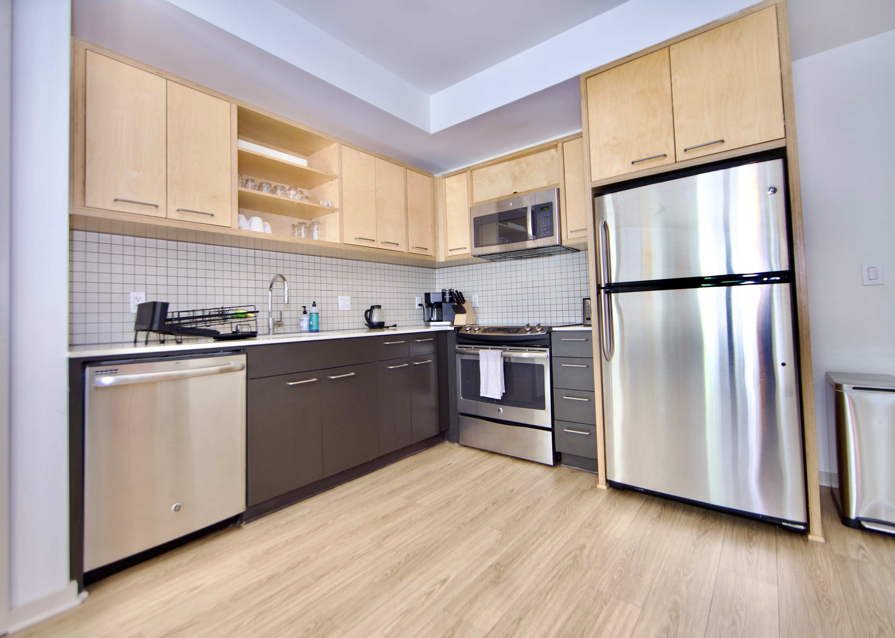 Stay in Style Modern 2BR Steps from Hollywood Action
