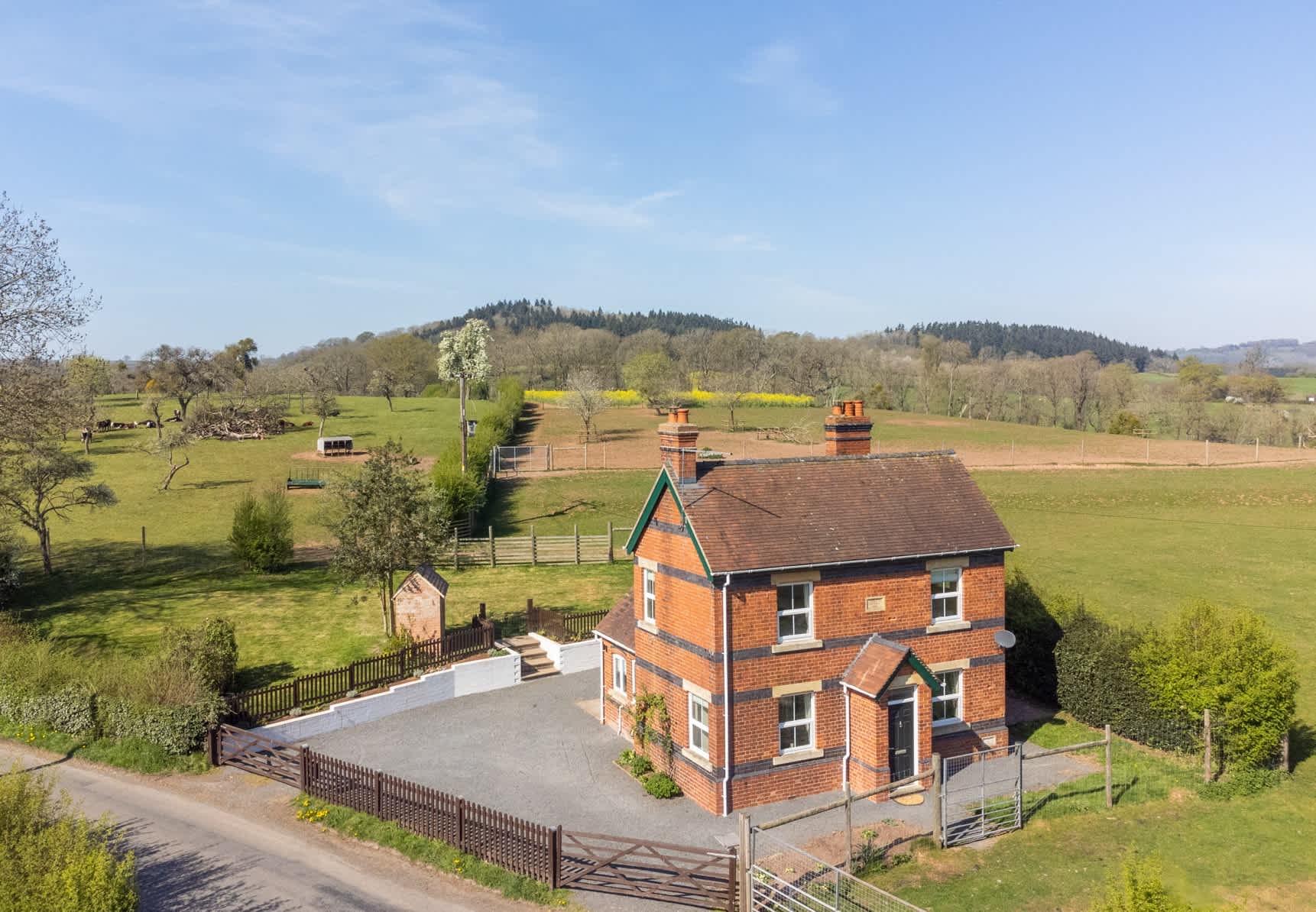 Coronation Cottage - With Woodfired Hot Tub — Knightwick, England — vacation rental