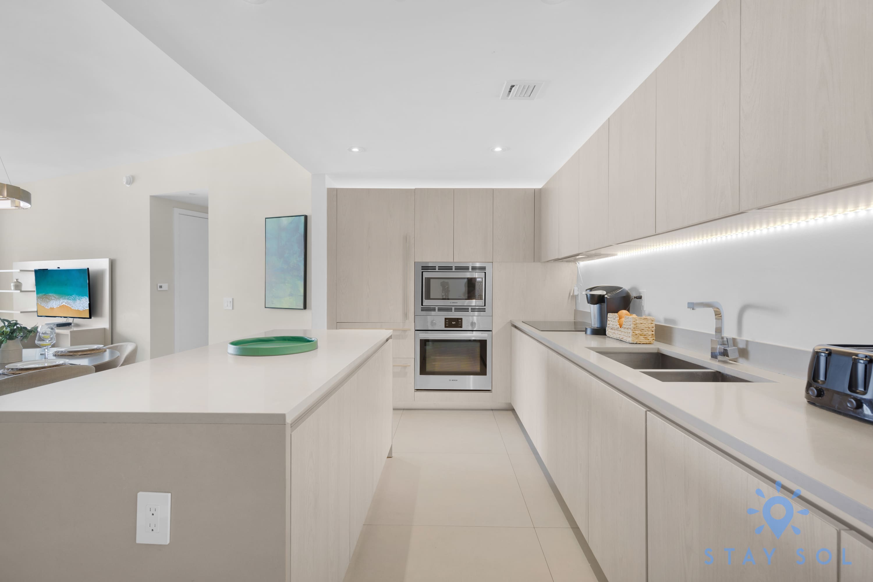 Stylish apt + Stunning Ocean Views + Top Amenities