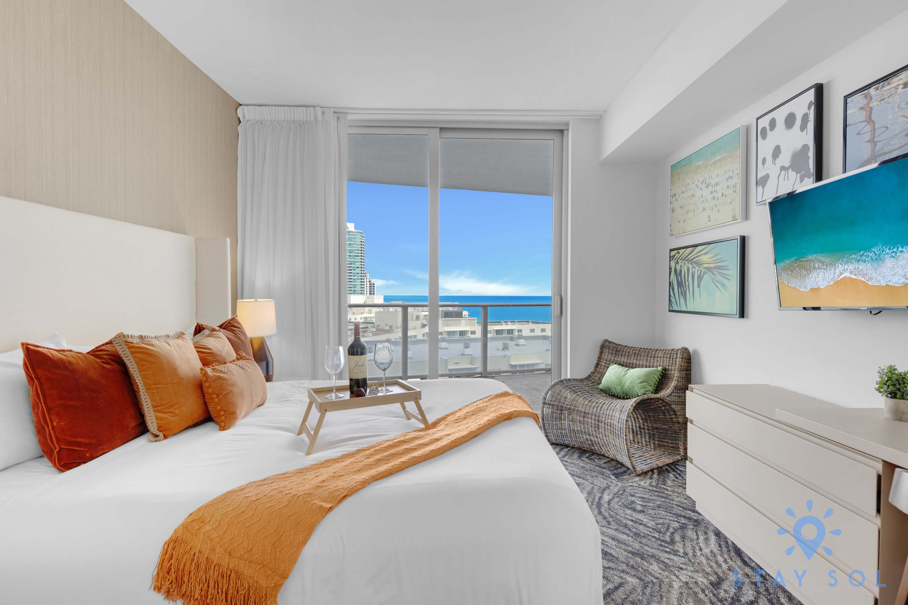 Stylish apt + Stunning Ocean Views + Top Amenities