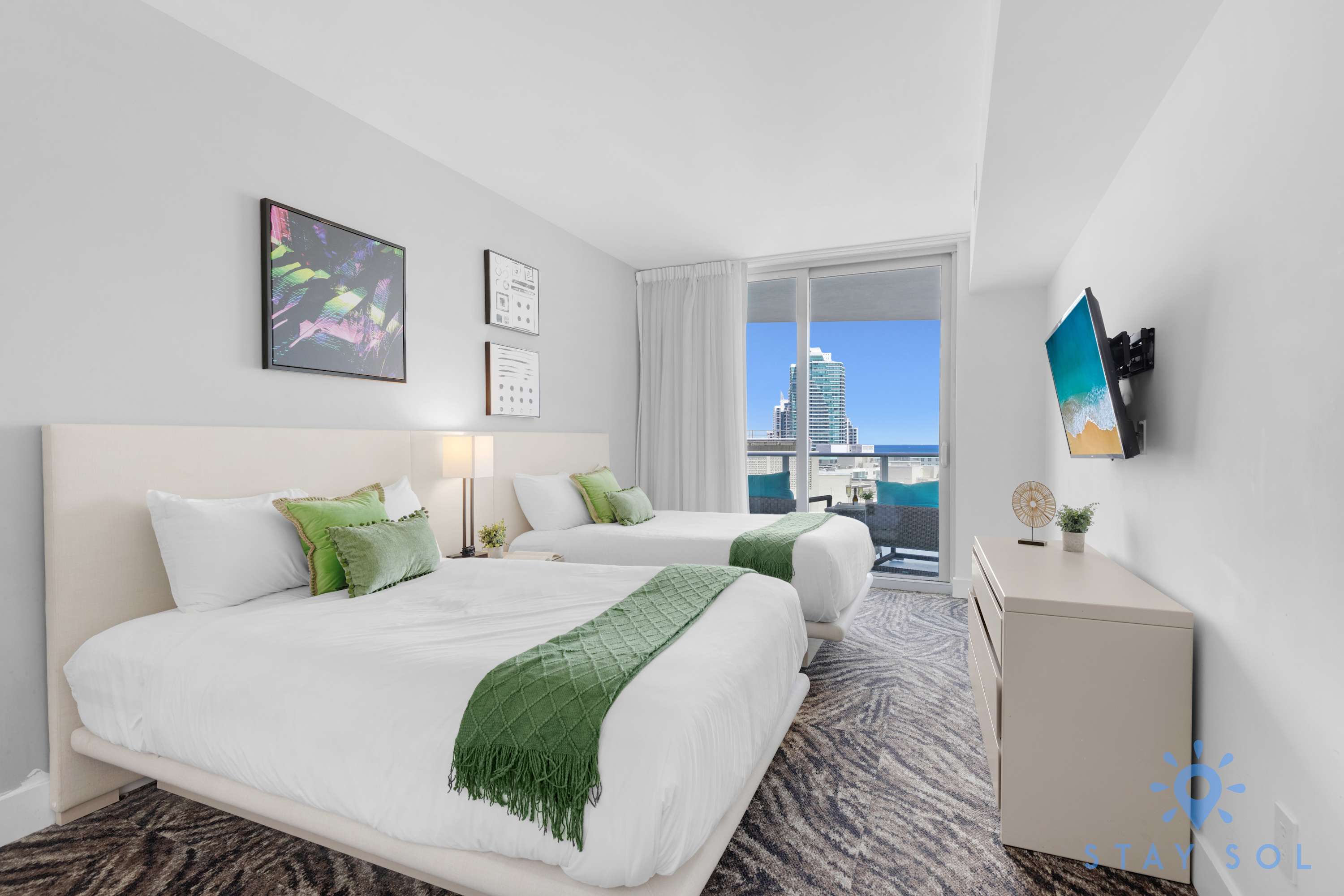 Stylish apt + Stunning Ocean Views + Top Amenities