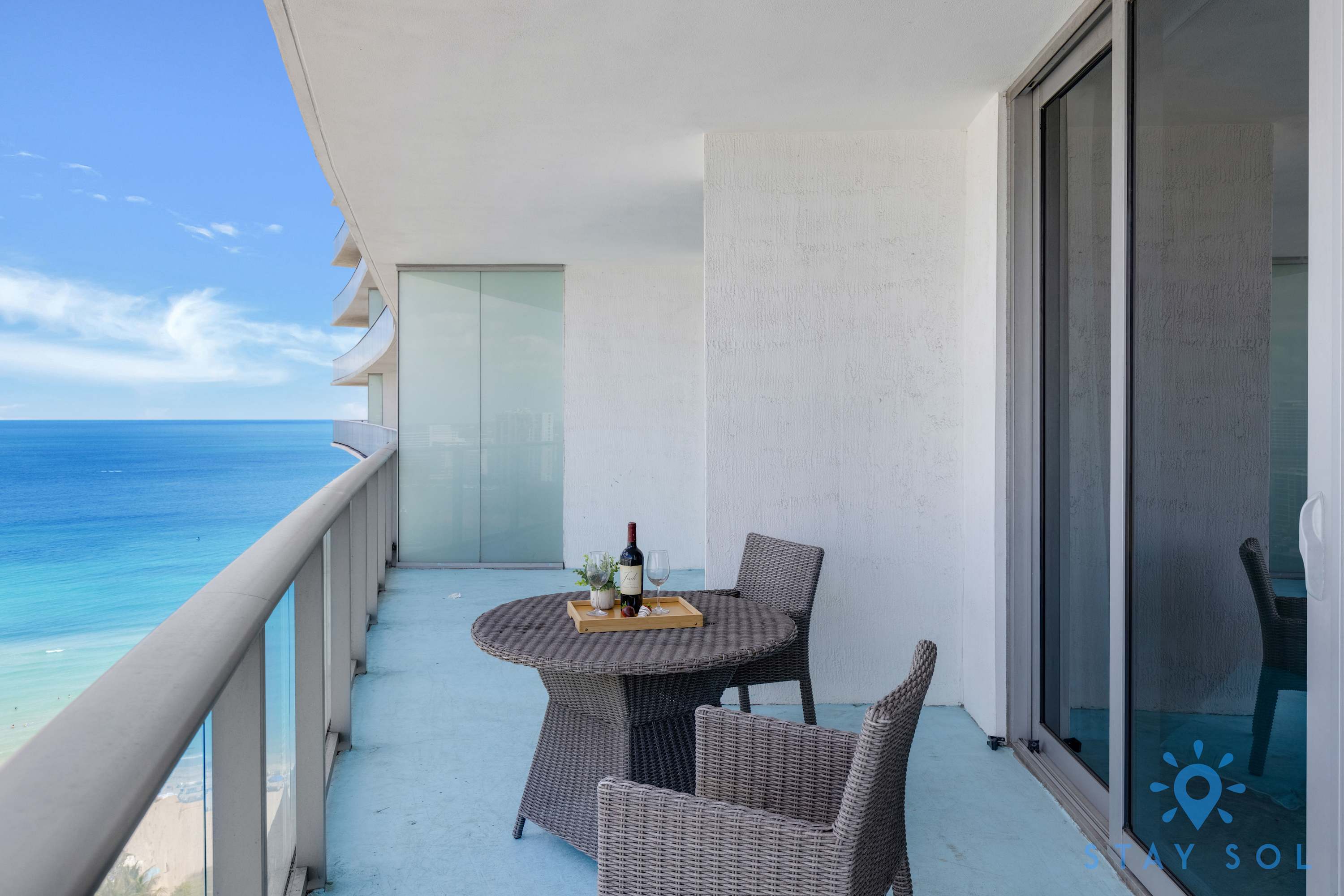 Stylish apt + Stunning Ocean Views + Top Amenities