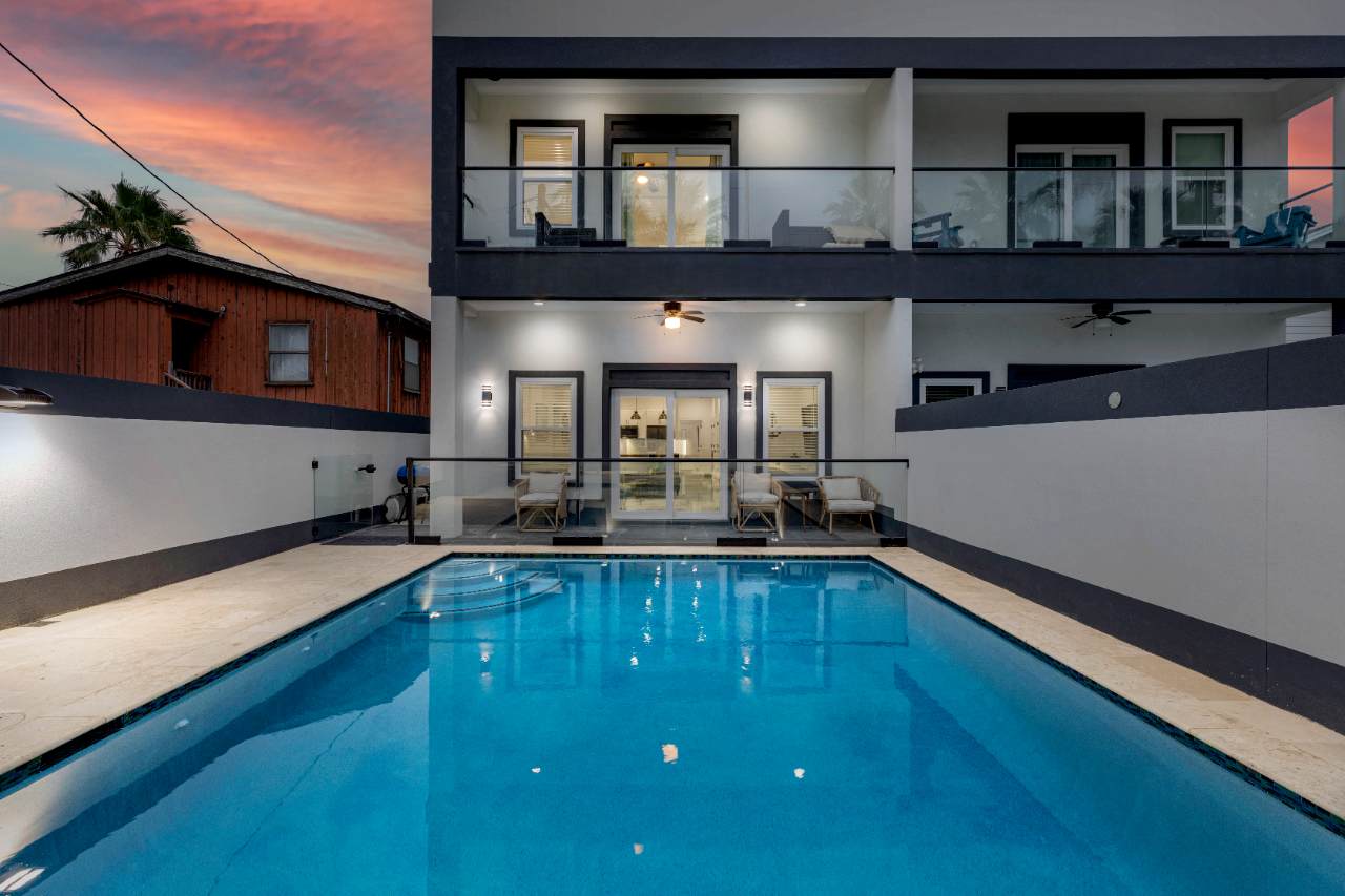 Upstay Island Retreat w Private Pool Bay View 7