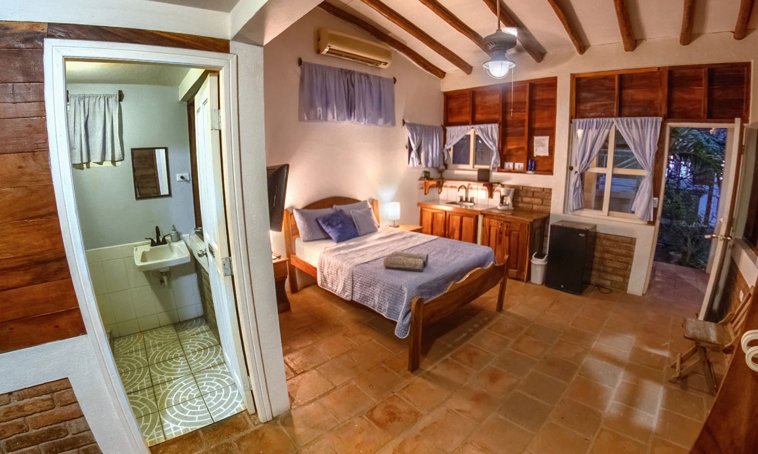 Romantic Beachfront Casita w Pool-AC-Fast WIFI