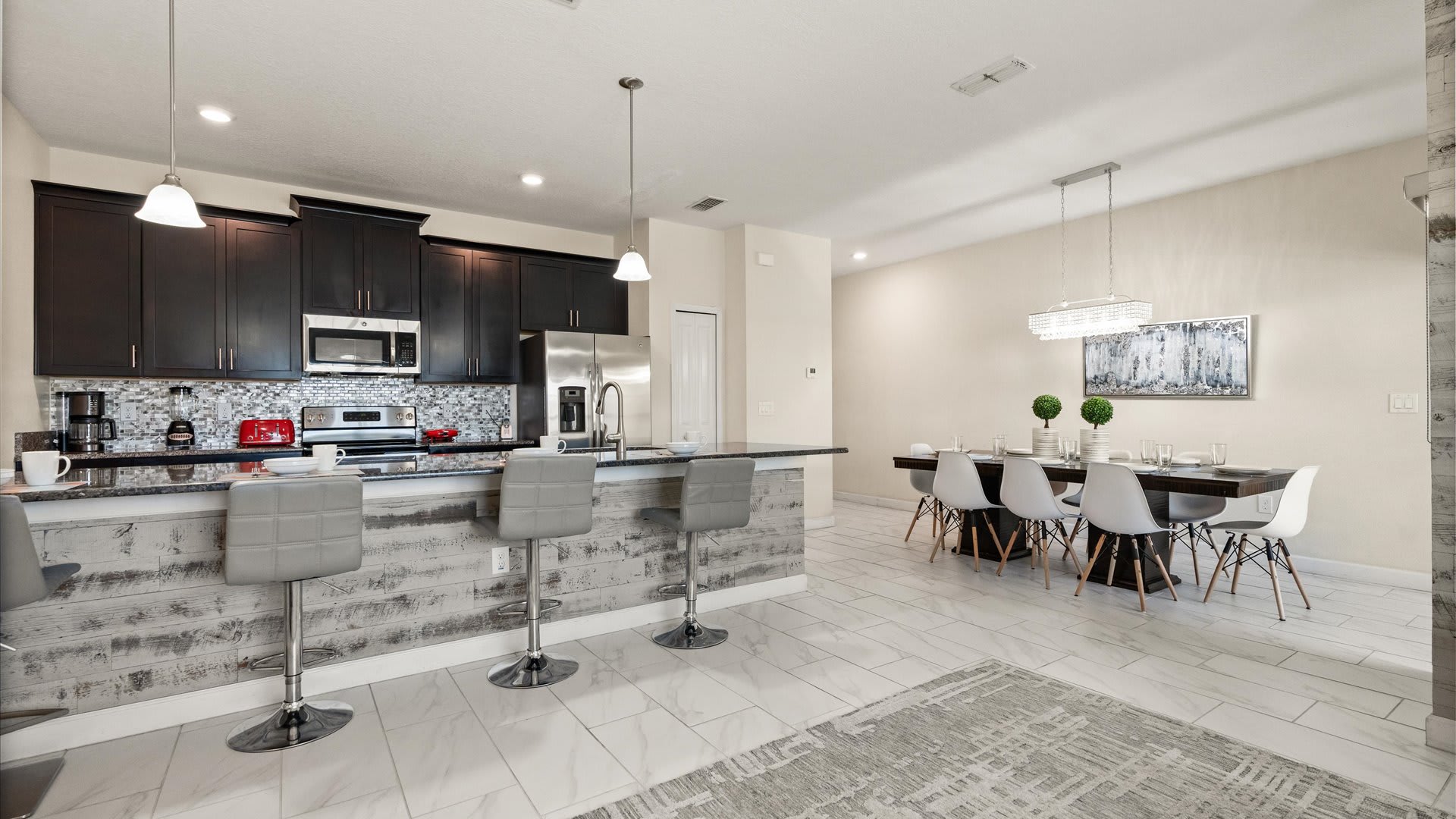 Fully Equipped Chef's Kitchen and Dining Area