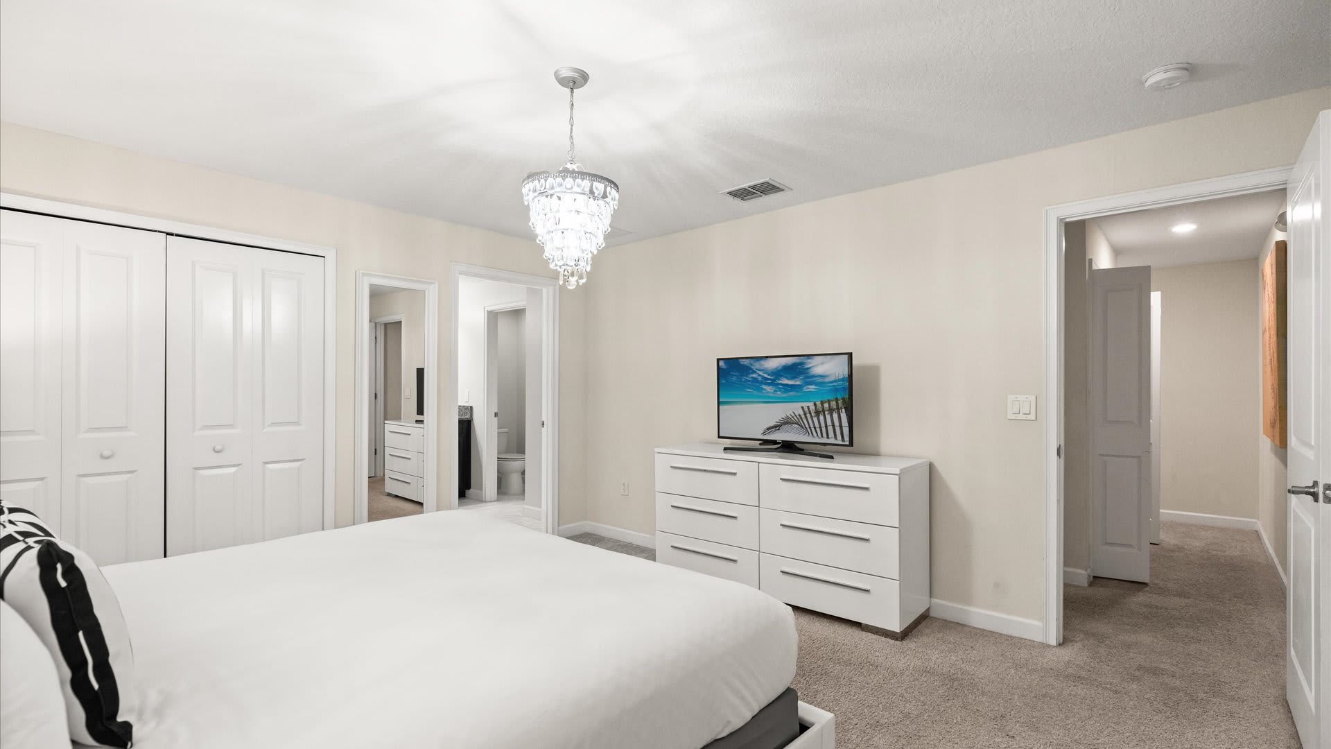 Master King Bedroom with En-Suite and Smart TV