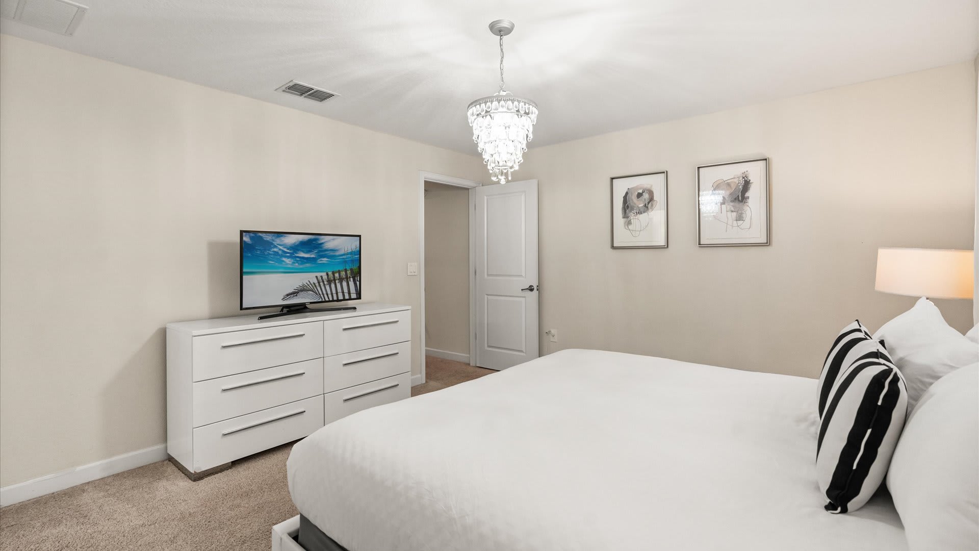 Master King Bedroom with En-Suite and Smart TV