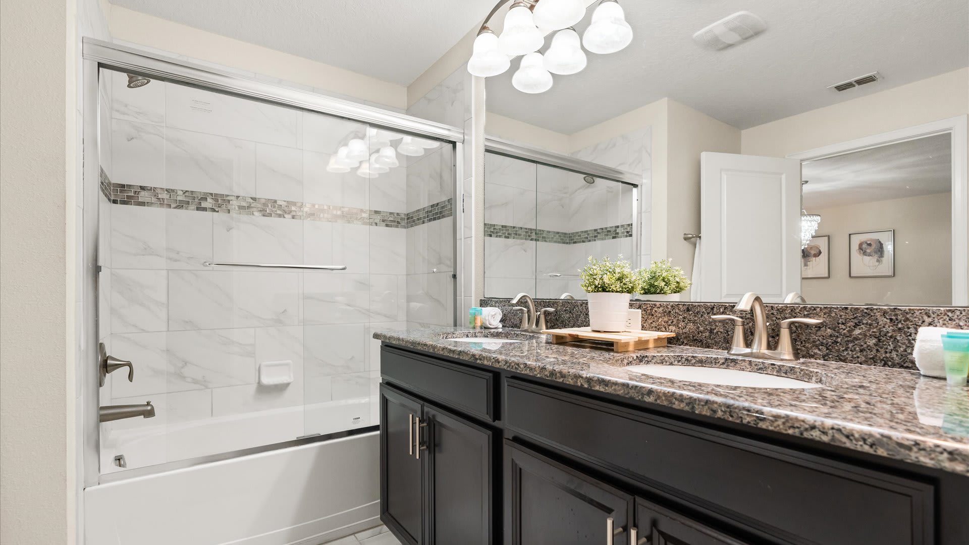 Master En-Suite Bathroom with Combined Shower and Bathtub 