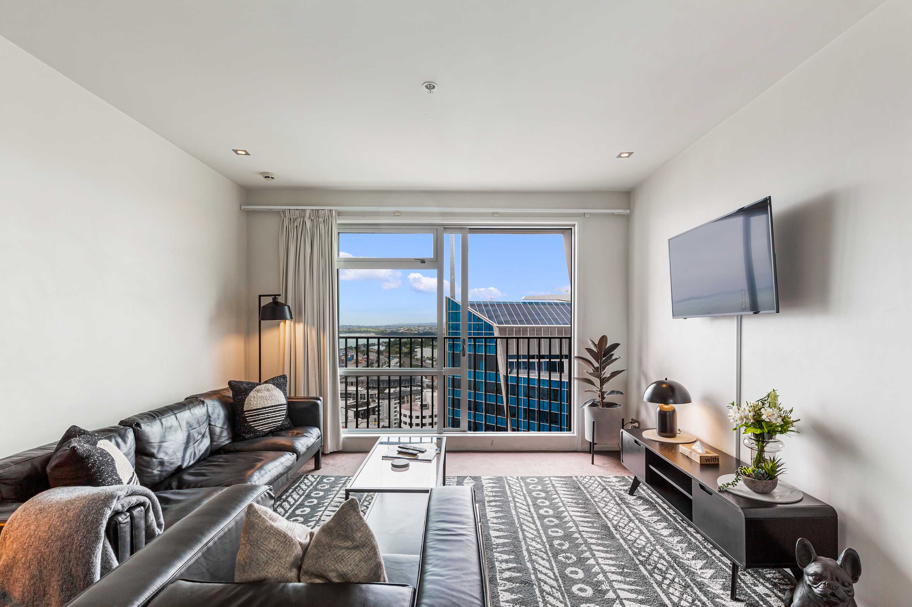 Luxury 2BR Apt in CBD Pool Gym Prime Spot