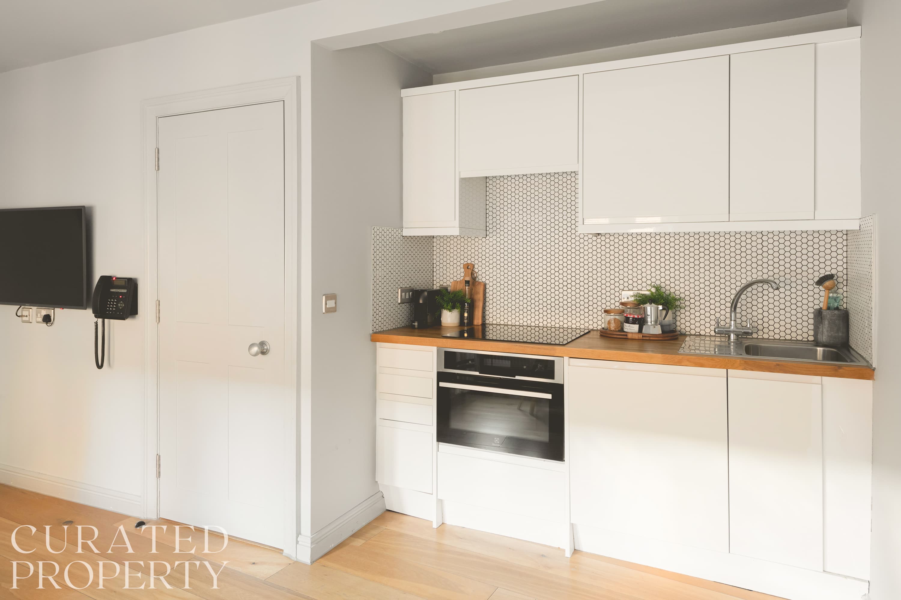 Bright Super King Suite · Heart of Bath in Bilbury Lane BA1 1QZ - Property image 7 - VivreStays