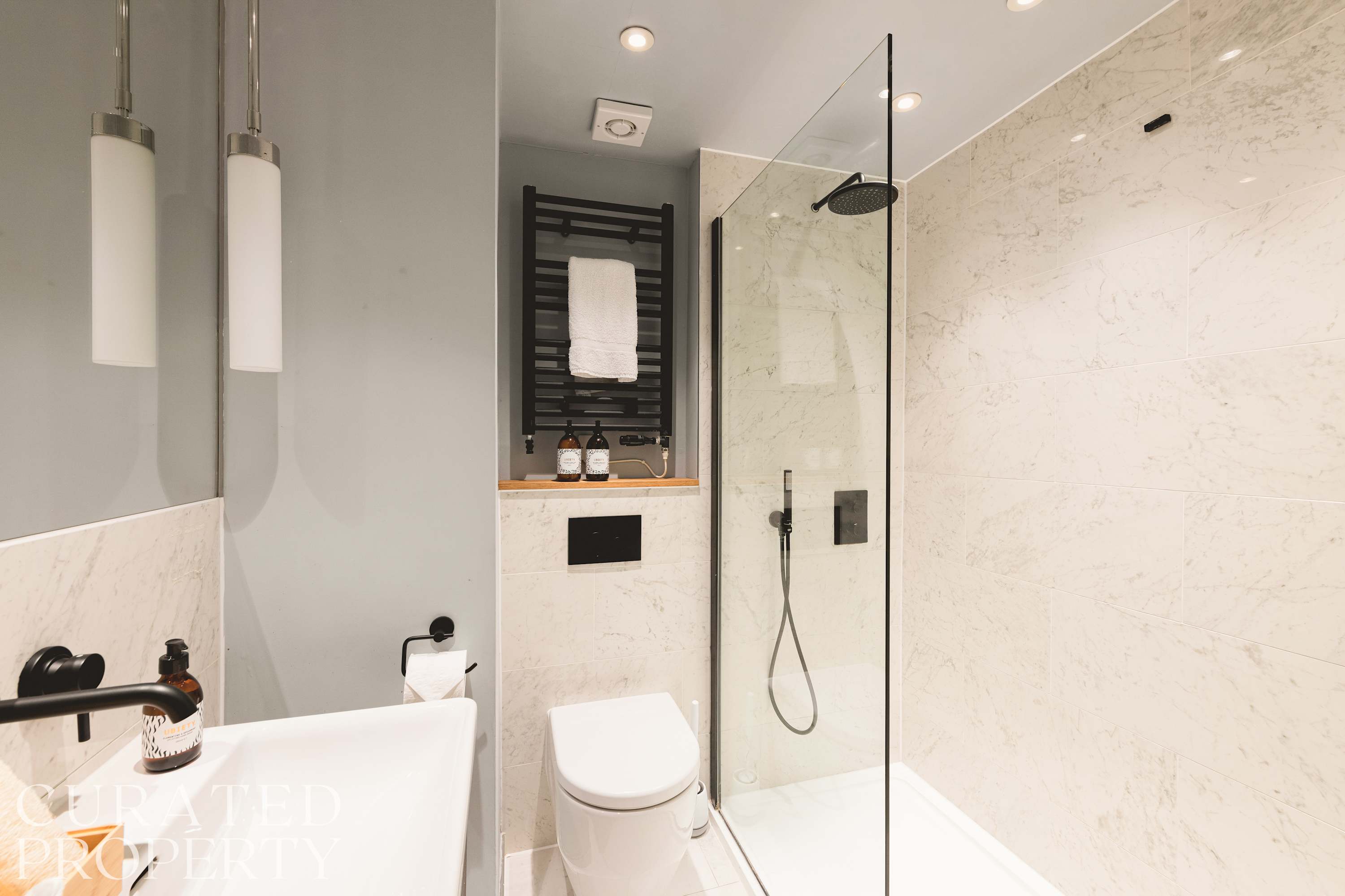 Open-Plan Suite for 4 · Steps from Roman Baths in Bilbury Lane BA1 1QZ - Property image 3 - VivreStays