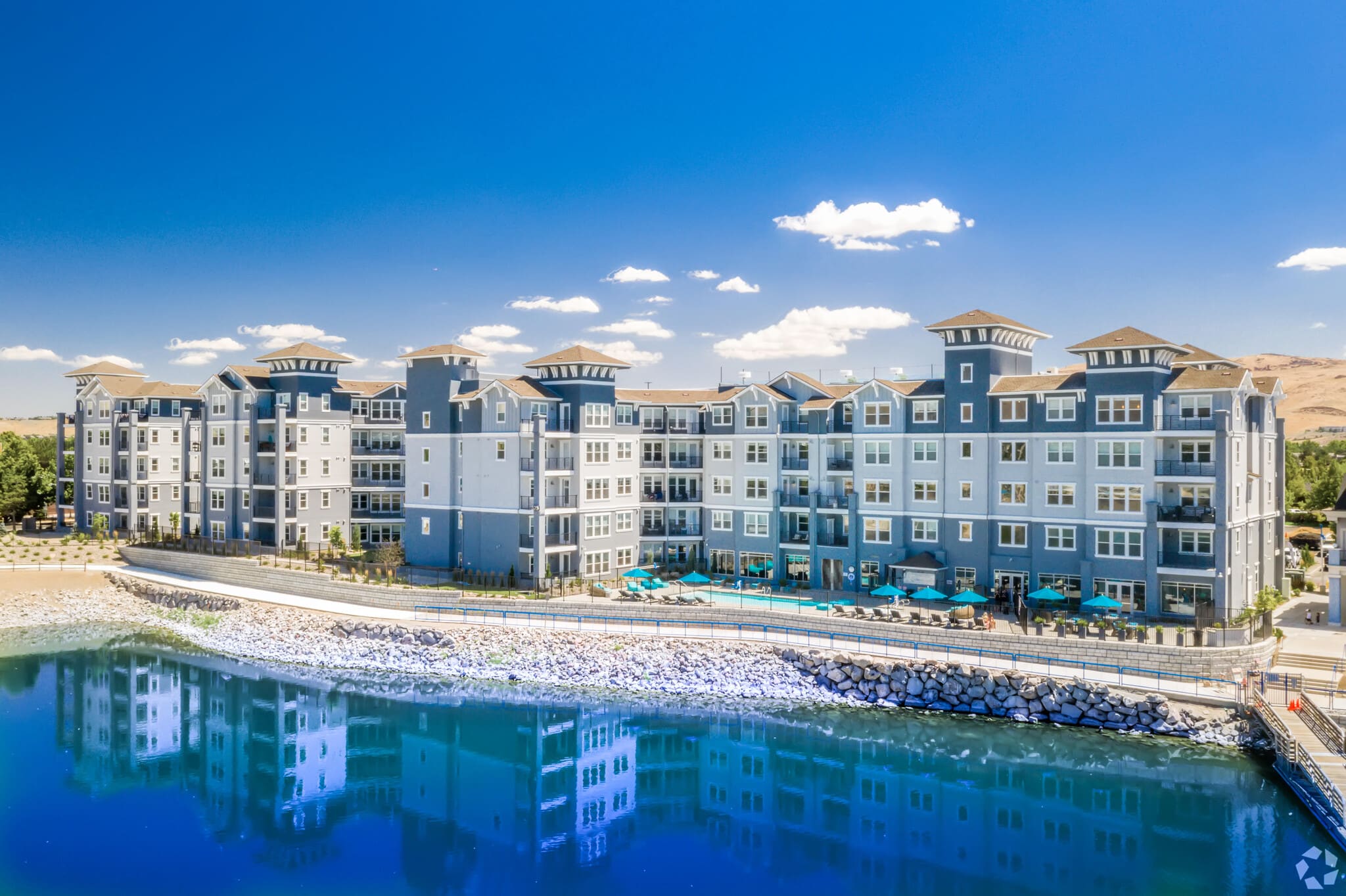 Chic Apt. w/ Jacuzzi, Pool, BBQ, & Mountain Views 2