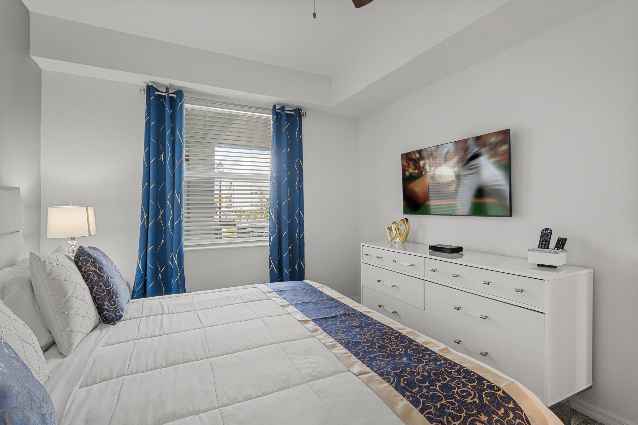 Cozy & Stylish 2BR Condo, Prime Storey Lake Spot
