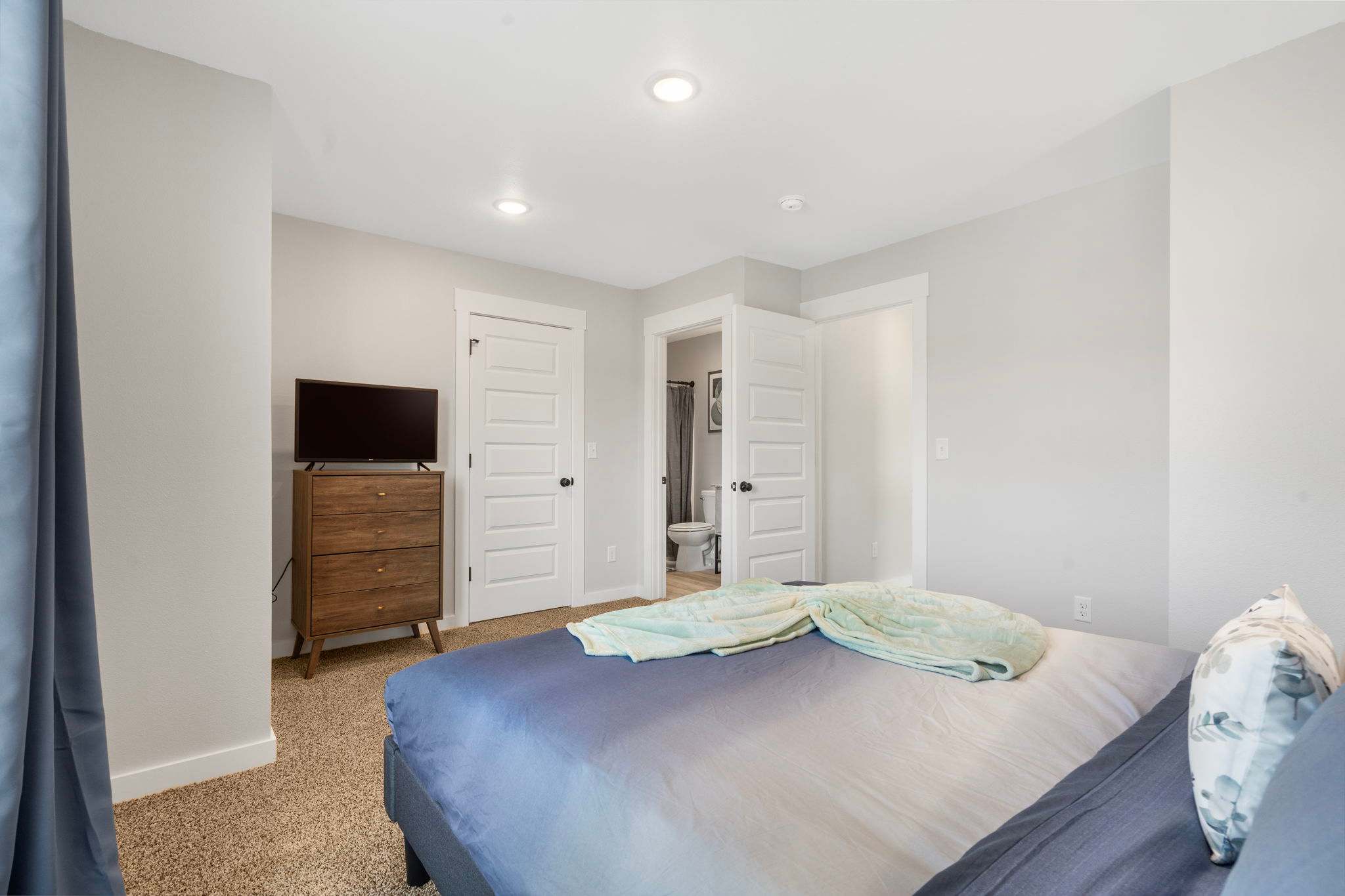 Both ensuites have roku Tvs to stream entertainment.