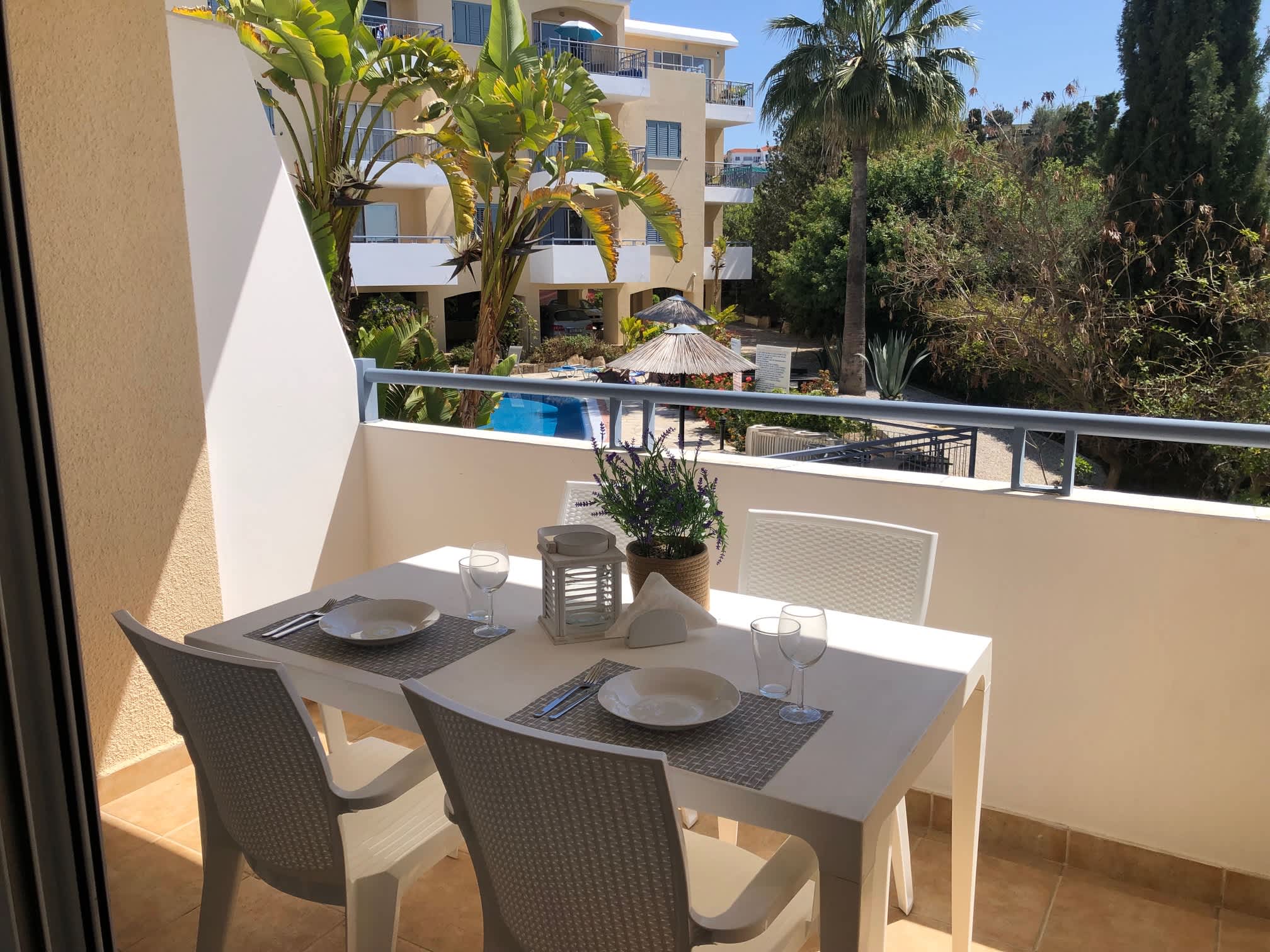 Stylish 1BR Apt With Pool | Near Mall, Restaurants & Shops