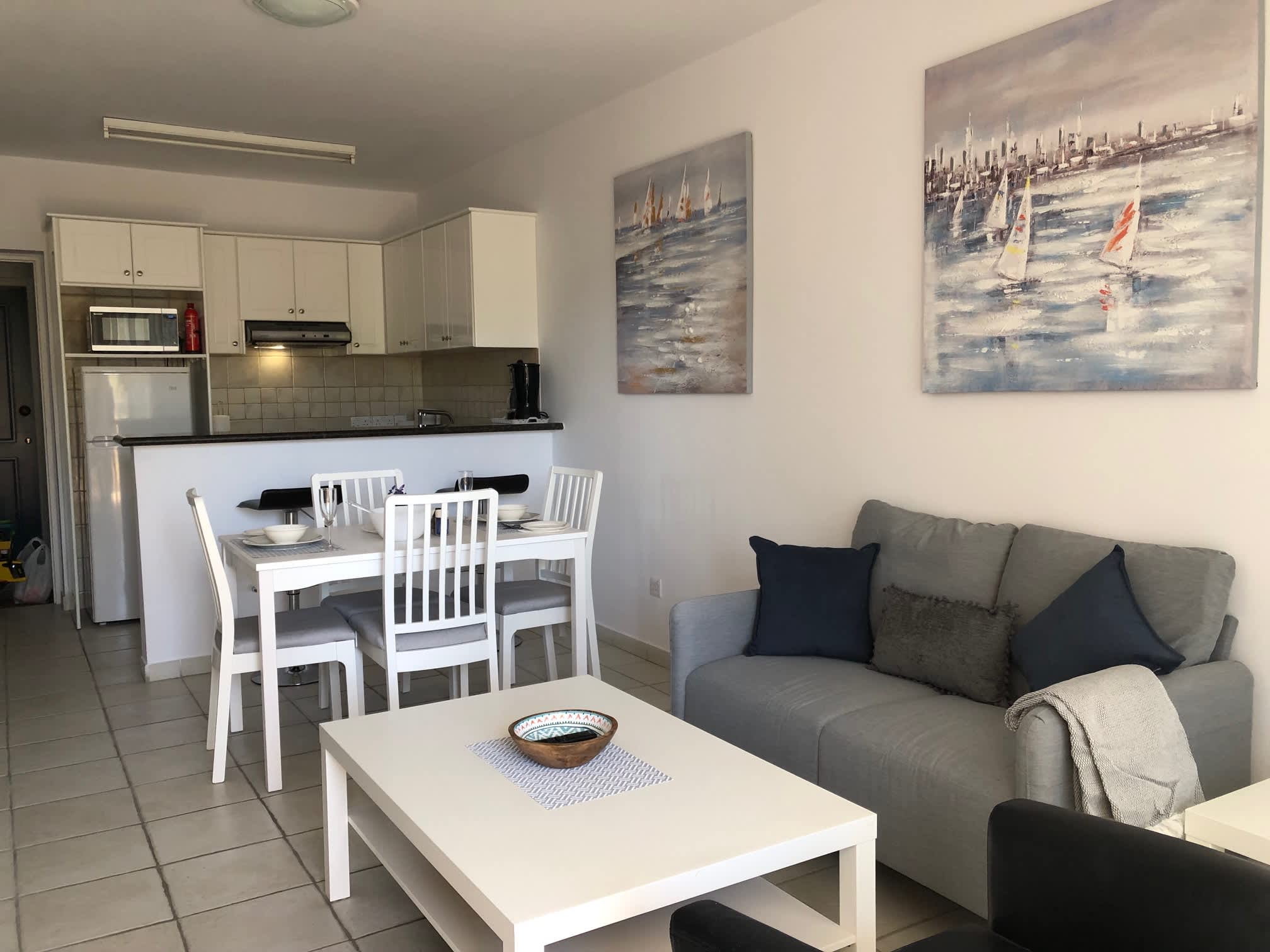 Stylish 1BR Apt With Pool | Near Mall, Restaurants & Shops