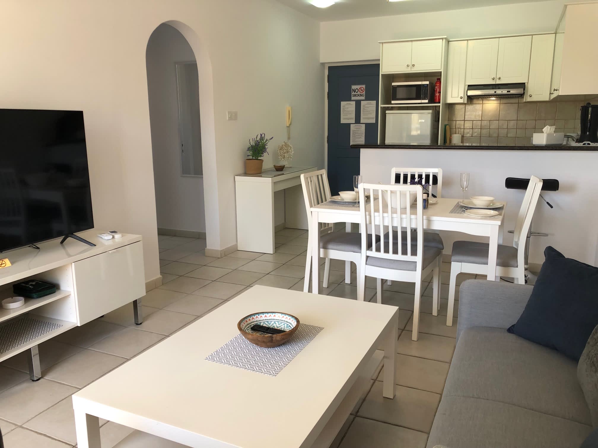 Stylish 1BR Apt With Pool | Near Mall, Restaurants & Shops
