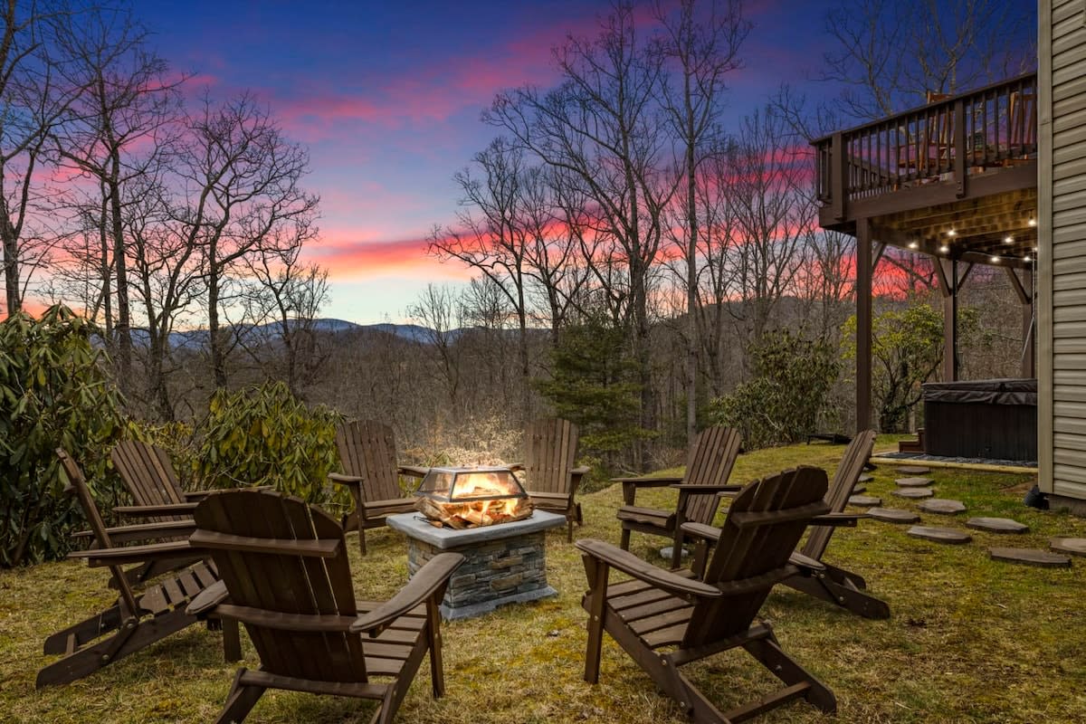 6 Br Sleeps 16 - Game Room - Hot Tub - Firepit — Fairview, NC — vacation rental