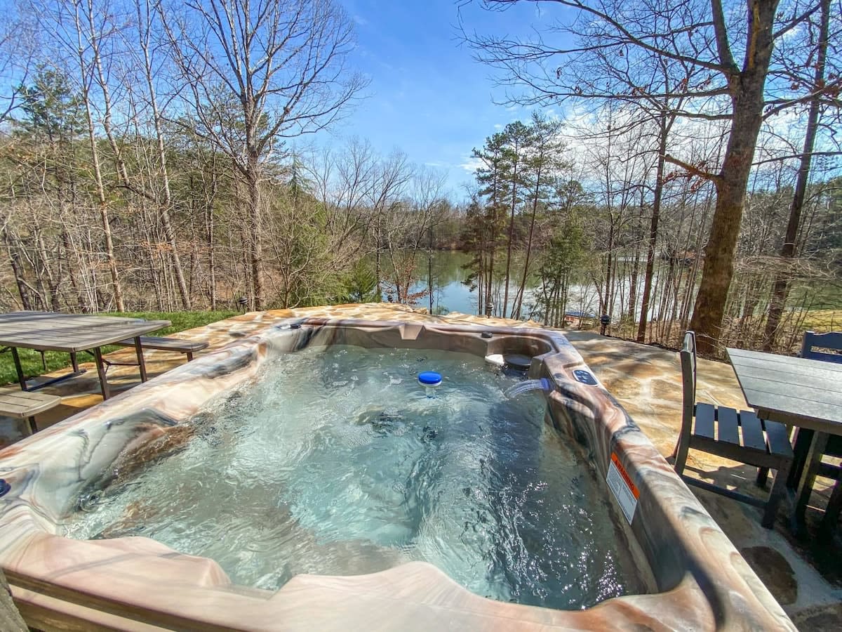 Lakefront~Dock~Hot tub~Firepit~Dog Friendly! — Mill Spring, NC — vacation rental