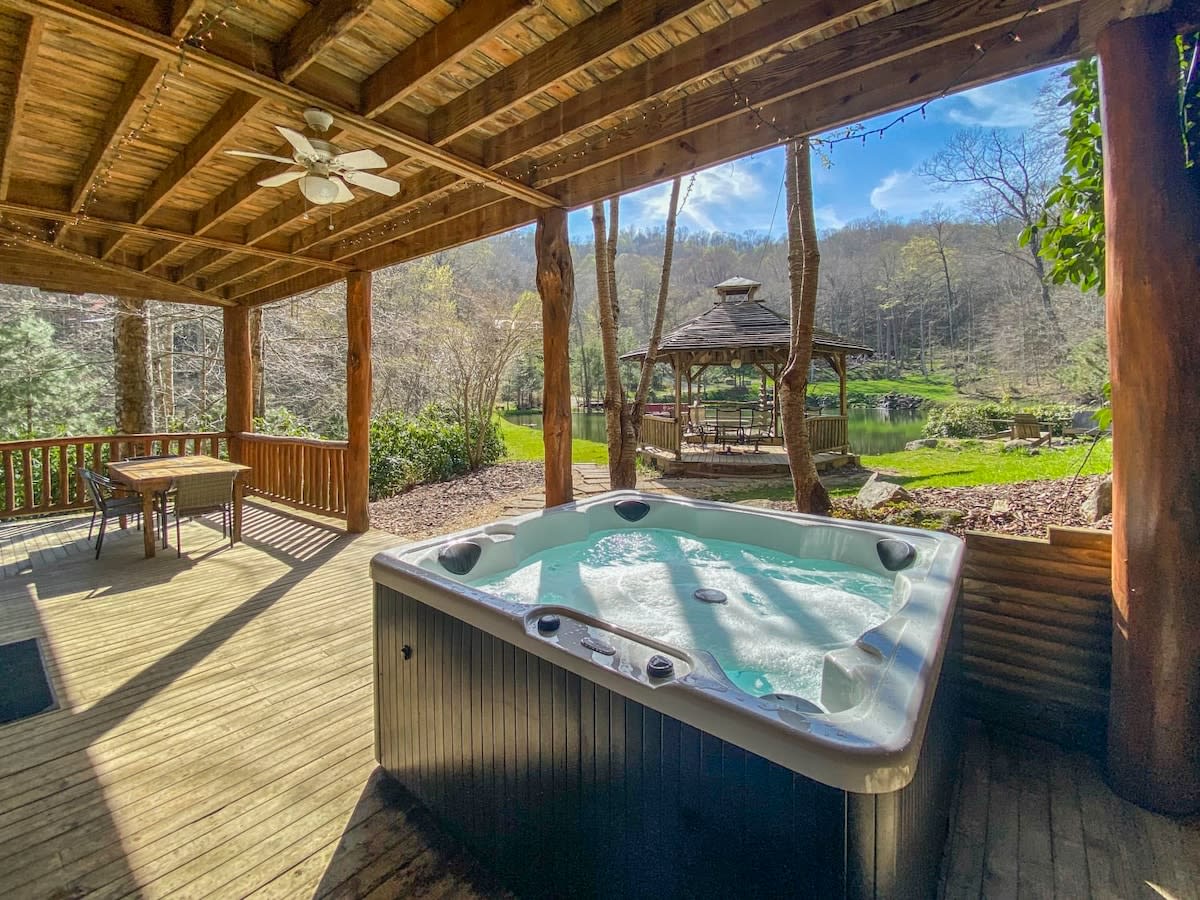 Lakeside Cabin - 2 Fireplaces-Hot Tub~Sauna~Games — Mars Hill, NC — vacation rental