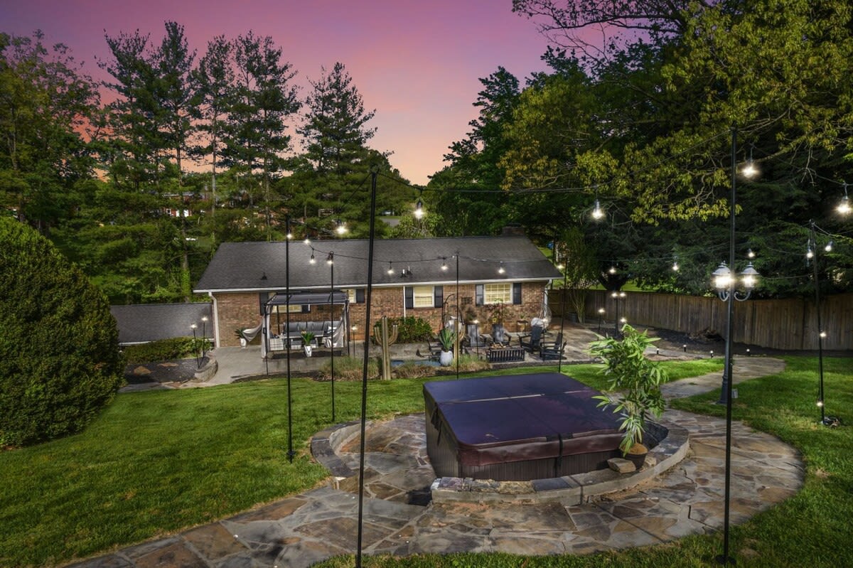 Wild West • Pool • Sportcourt • Hot Tub • Fire Pit — Candler, NC — vacation rental