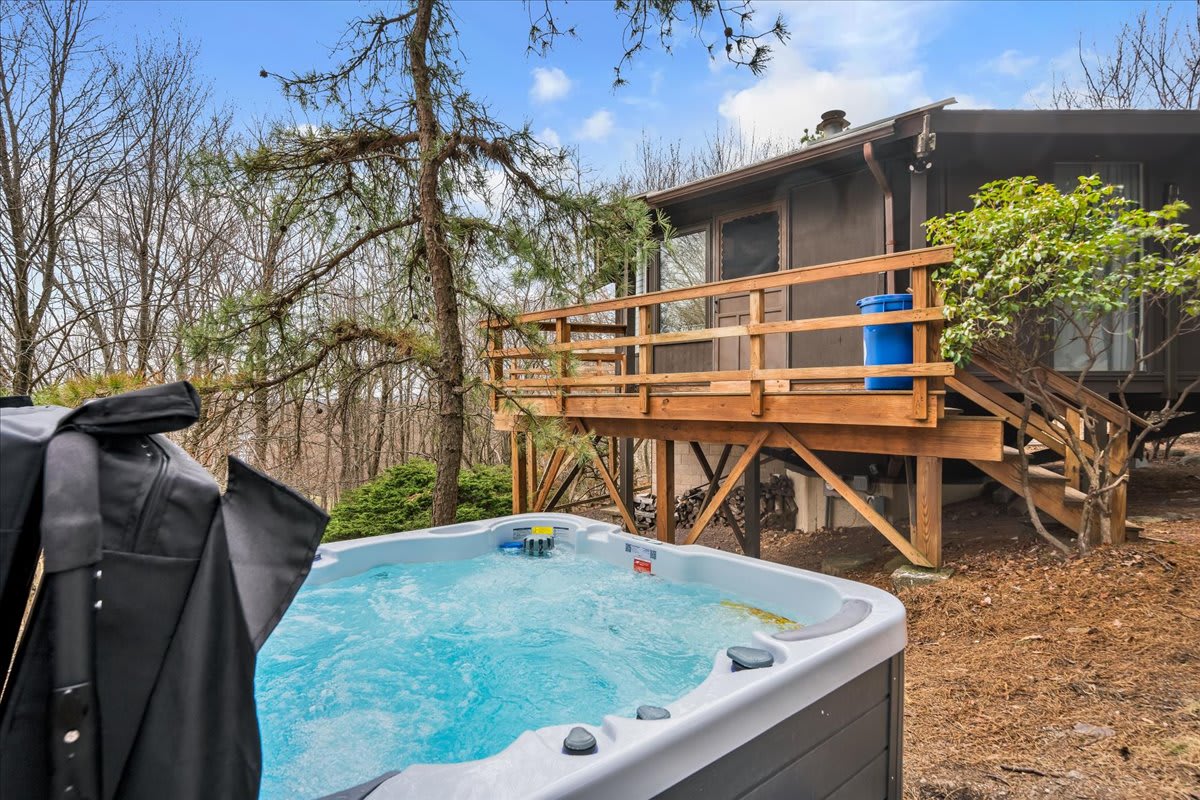 Emerald Lake Modern Treehouse | Hot Tub | Firepit