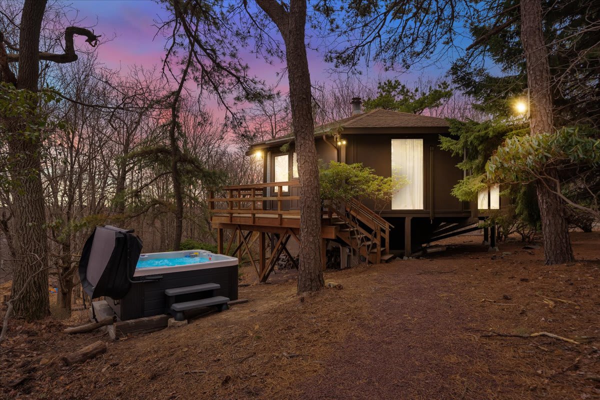 Emerald Lake Modern Treehouse | Hot Tub | Firepit — Long Pond, PA — vacation rental