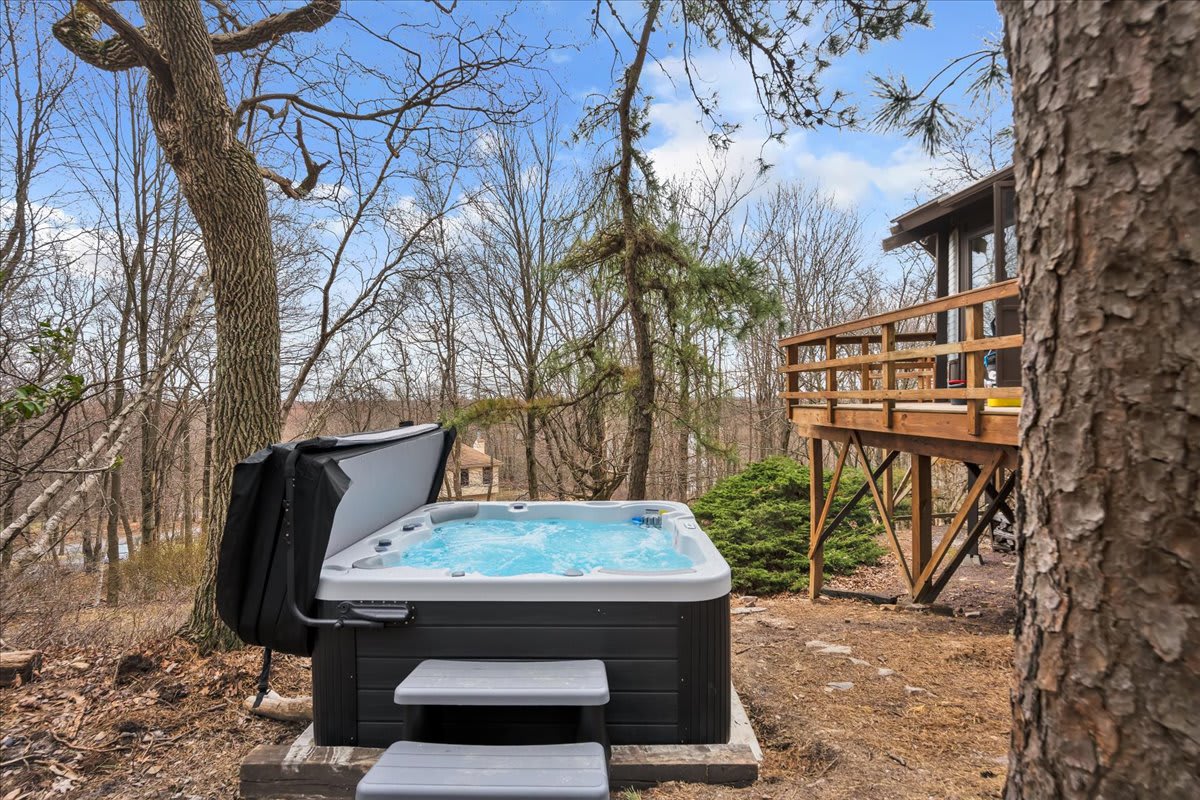 Emerald Lake Modern Treehouse | Hot Tub | Firepit