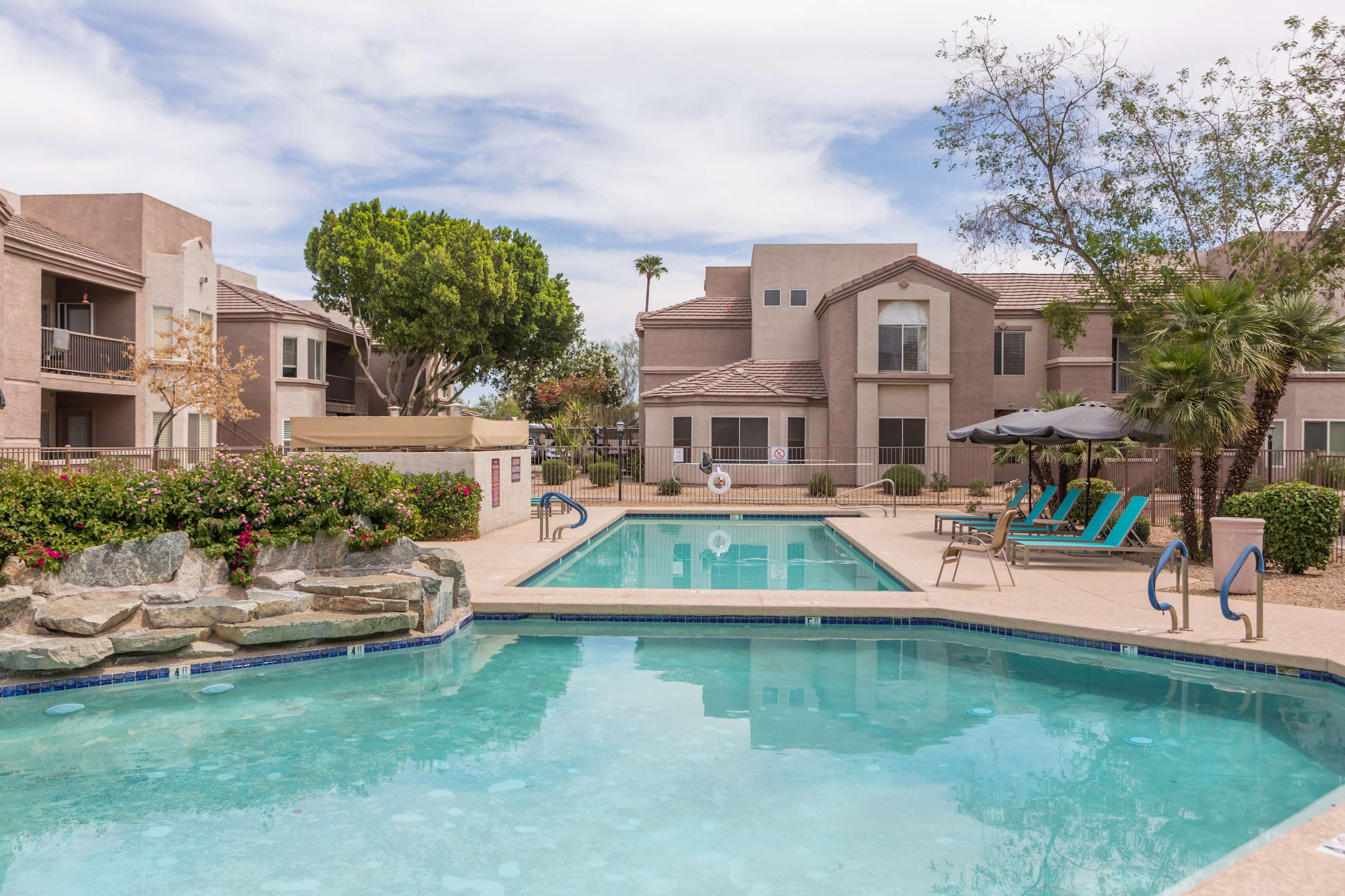 Modern 2BR Retreat with Pool, Gym & Balcony — Phoenix, AZ — vacation rental